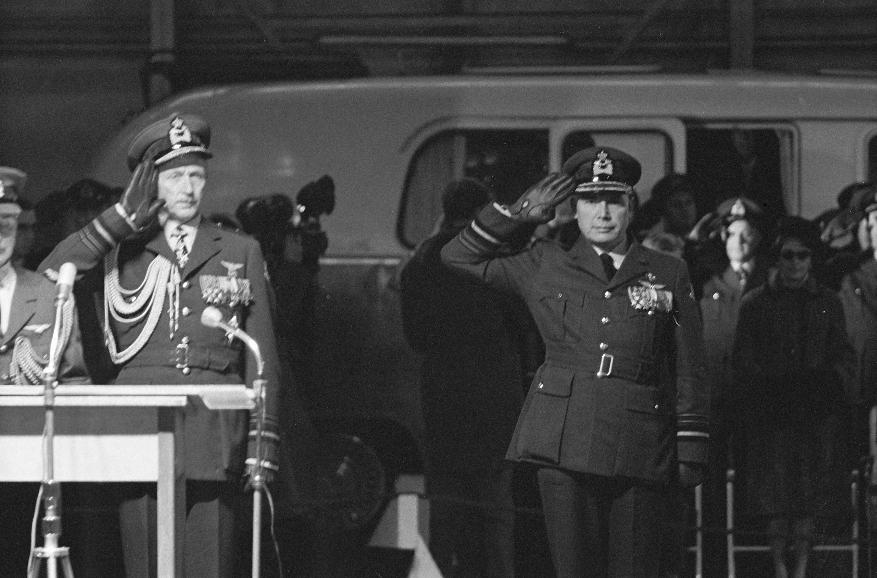 Fotocollectie Anefo — Overdracht van het commando der Luchtstrijdkrachten te Soesterberg door luitenant-generaal H. Schaper (links) aan luitenant-generaal H.P. Zielstra (rechts) — Foto: Pot, Harry / Anefo. Licentie: Set B: Rechtenvrij / Publiek Domein. Bron: Nationaal Archief. http://hdl.handle.net/10648/a9ee88f4-d0b4-102d-bcf8-003048976d84