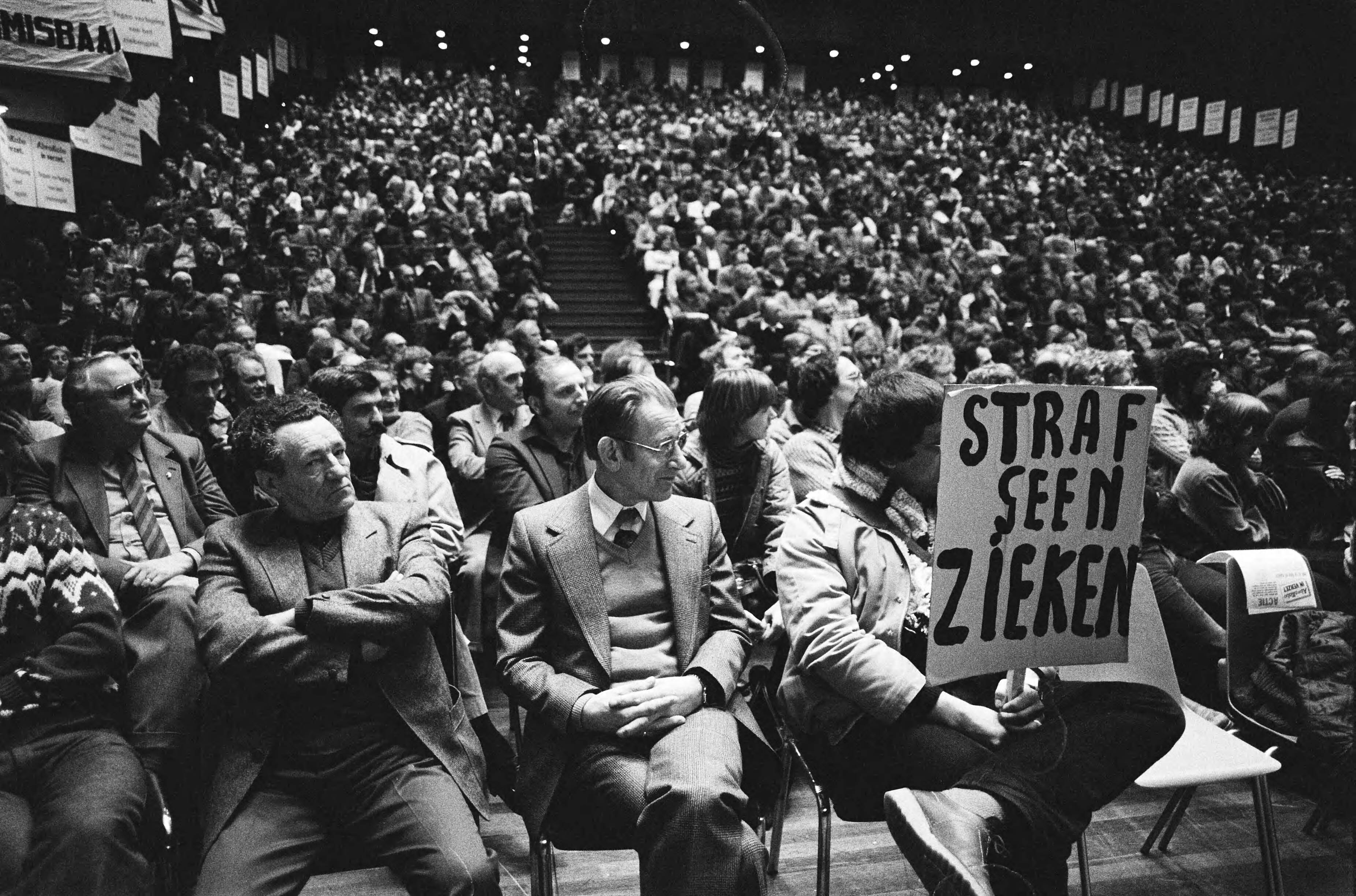 Fotocollectie Anefo — Aktiedag ABVA/KABO in Jaarbeurs te Utrecht tegen bezuinigingsplannen van het ziekengeld. Overzicht van de zaal met spandoek — Foto: Antonisse, Marcel / Anefo. Licentie: Set B: Rechtenvrij / Publiek Domein. Bron: Nationaal Archief. http://hdl.handle.net/10648/ad111556-d0b4-102d-bcf8-003048976d84