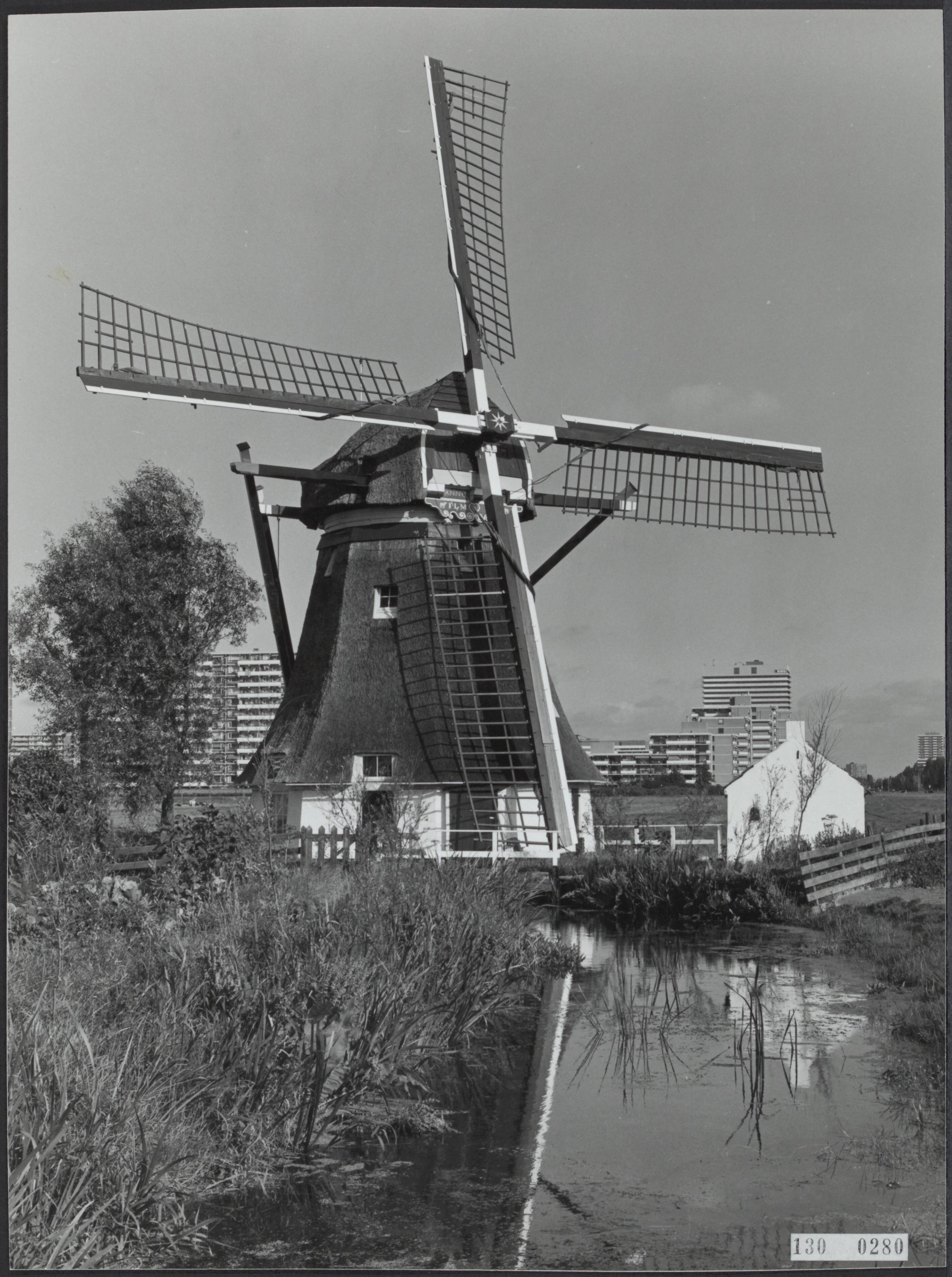 Fotocollectie Rijksvoorlichtingsdienst Eigen — Schaapweimolen van het Hoogheemraadschap van Delfland in Rijswijk — Foto: Provinciale Waterstaat Zuid-Holland. Licentie: Set B: Rechtenvrij / Publiek Domein. Bron: Nationaal Archief. http://hdl.handle.net/10648/af4a72e0-d0b4-102d-bcf8-003048976d84