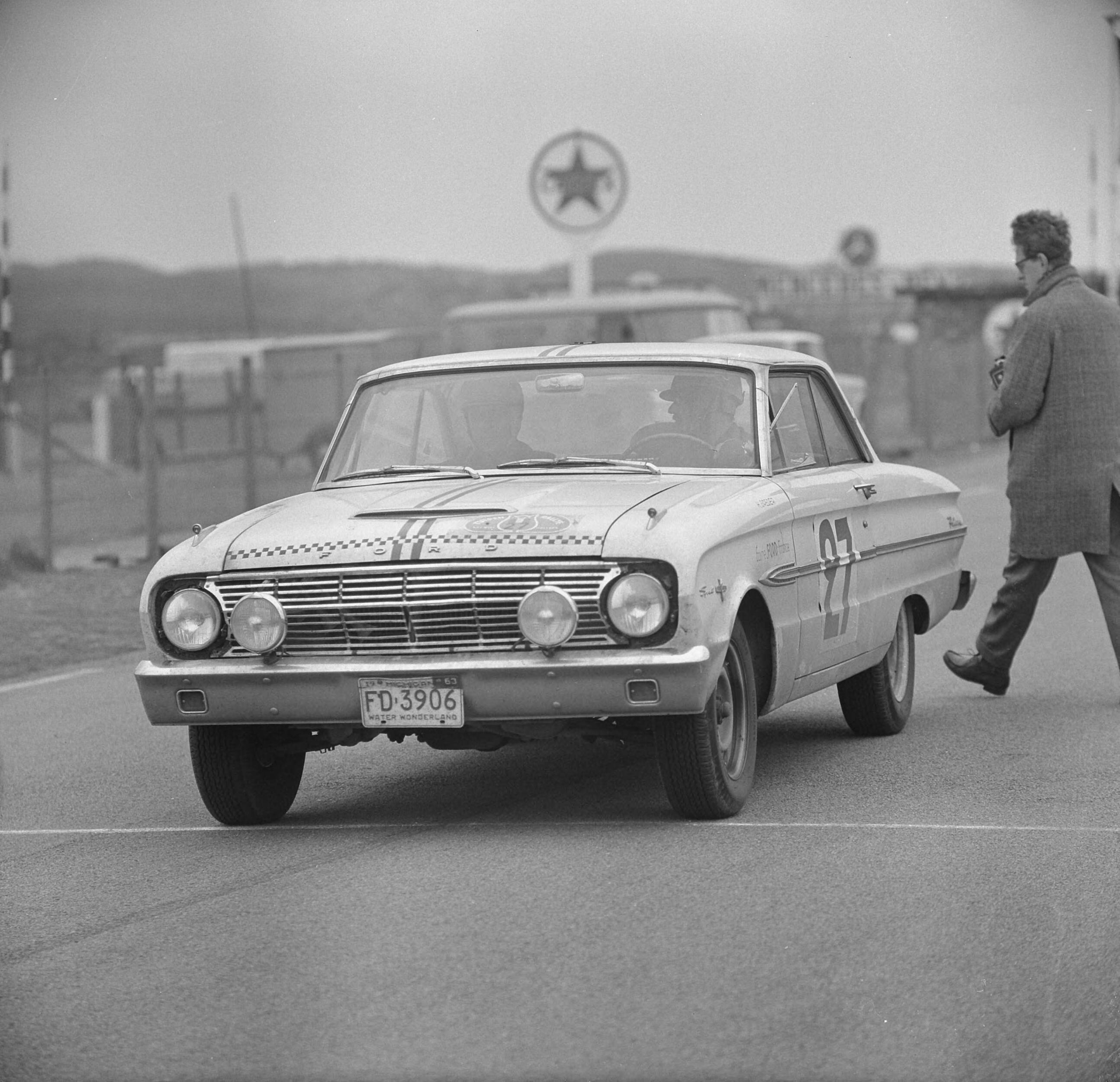 Tulpenrallye 1963 — Tulpenrallye 1963. De equipe H. Greder / M. Delalande (Frankrijk) in een Ford Falcon Sprint — Foto: Nijs, Jac. de / Anefo. Licentie: Set B: Rechtenvrij / Publiek Domein. Bron: Nationaal Archief. http://hdl.handle.net/10648/aa33db34-d0b4-102d-bcf8-003048976d84