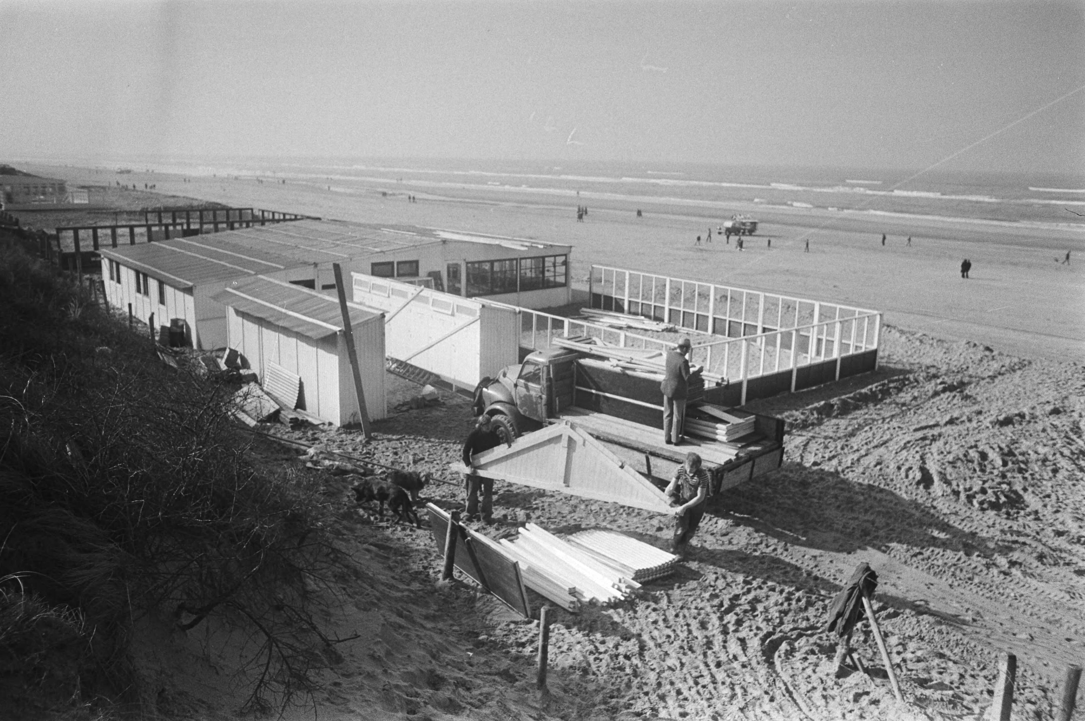 Fotocollectie Anefo — Strandtenten worden in gereedheid gebracht in Zandvoort — Foto: Peters, Hans / Anefo. Licentie: Set B: Rechtenvrij / Publiek Domein. Bron: Nationaal Archief. http://hdl.handle.net/10648/ac7e519e-d0b4-102d-bcf8-003048976d84