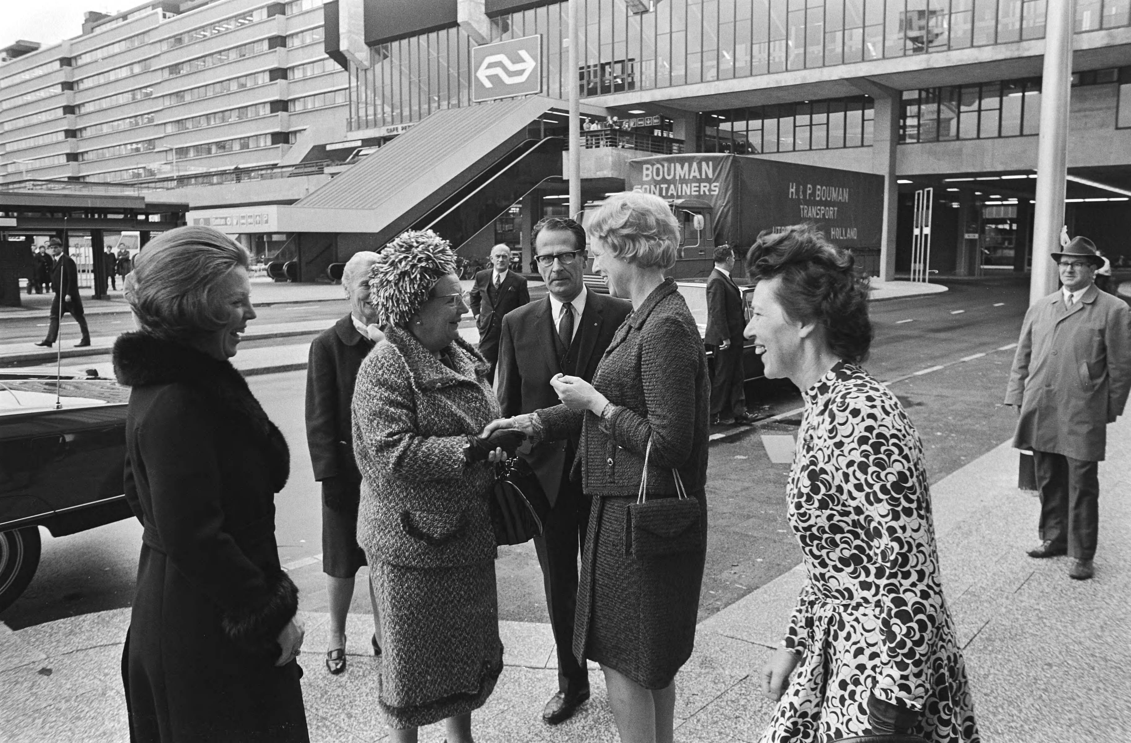 Fotocollectie Anefo — koningin Juliana en Prinses Beatrix bij lustrumbijeenkomst Christen Jonge Vrouwen Federatie in Jaarbeursgebouw, Utrecht — Foto: Evers, Joost / Anefo. Licentie: Set B: Rechtenvrij / Publiek Domein. Bron: Nationaal Archief. http://hdl.handle.net/10648/aba8b4e4-d0b4-102d-bcf8-003048976d84