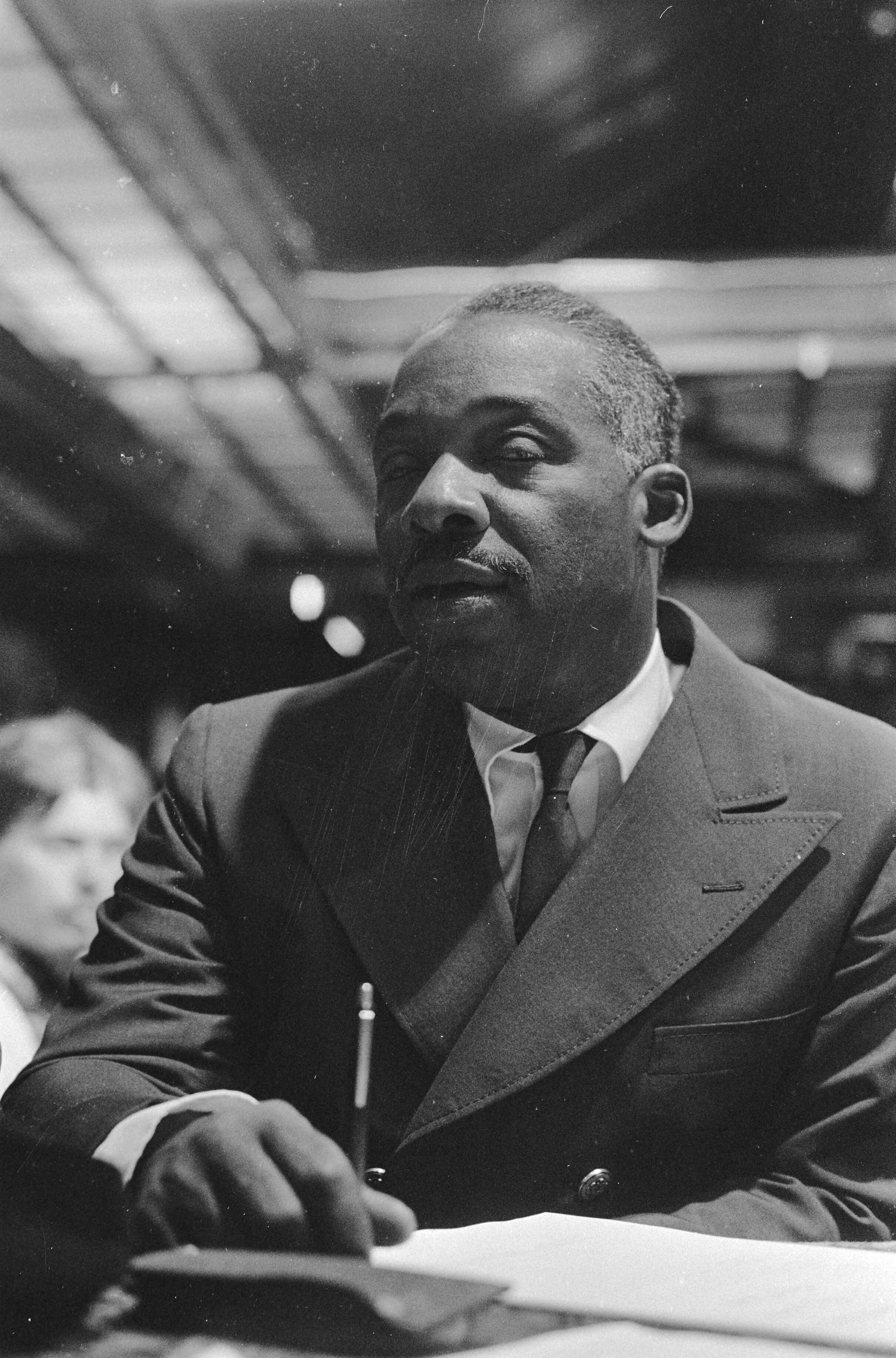 Fotocollectie Anefo — Finale Internationaal Jazz Festival Loosdrecht, drummer Kenny Clarke. — Foto: Punt, W. / Anefo. Licentie: Set B: Rechtenvrij / Publiek Domein. Bron: Nationaal Archief. http://hdl.handle.net/10648/abc92120-d0b4-102d-bcf8-003048976d84