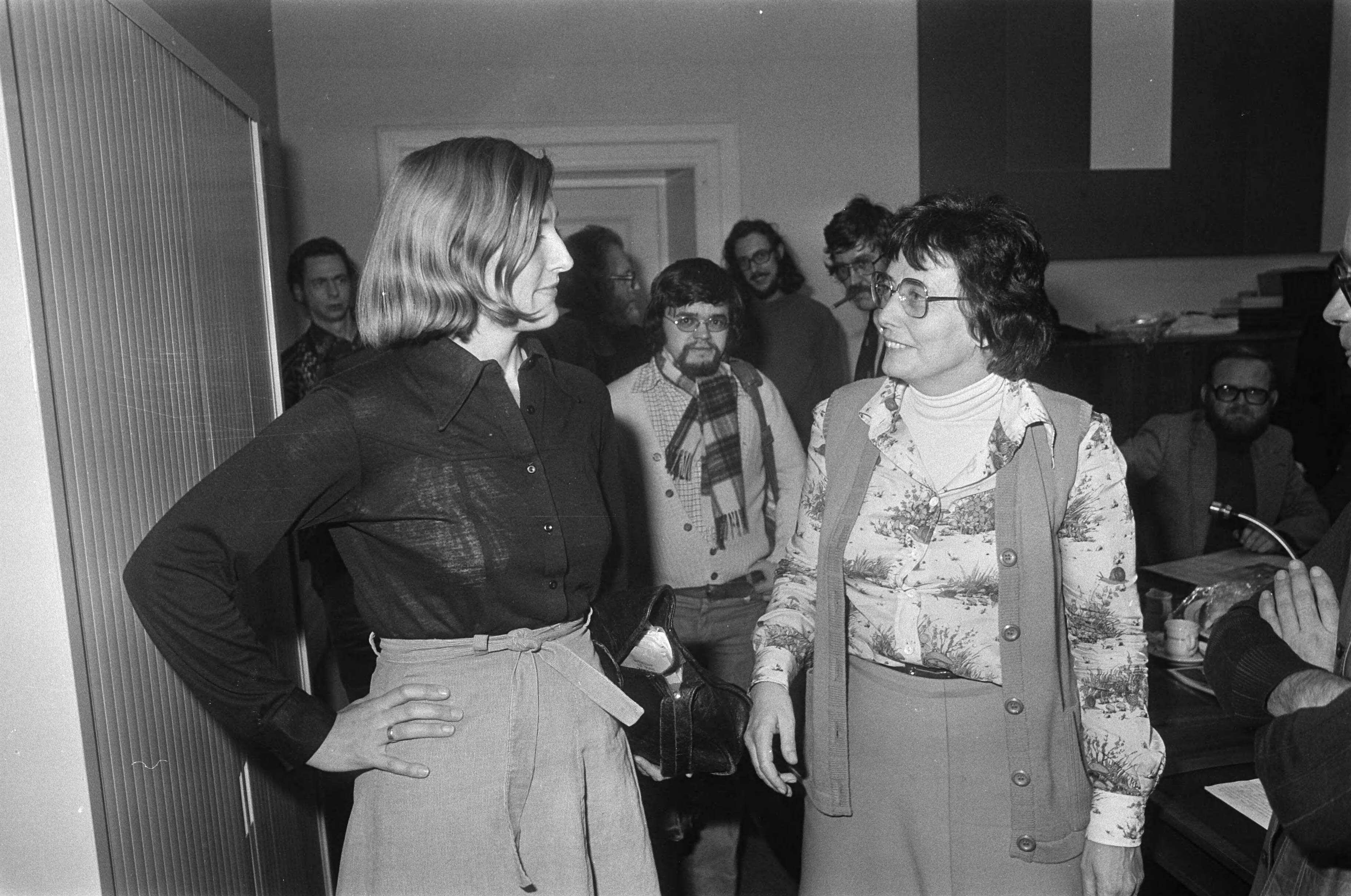 Fotocollectie Anefo — Overleg partijbesturen PvdA en PPR in Den Haag ; Ria Beckers (links) (voorzitter PPR) en Ien van de Heuvel (rechts) (voorzitter PvdA) / — Foto: Peters, Hans / Anefo. Licentie: Set B: Rechtenvrij / Publiek Domein. Bron: Nationaal Archief. http://hdl.handle.net/10648/ac7b8dd8-d0b4-102d-bcf8-003048976d84