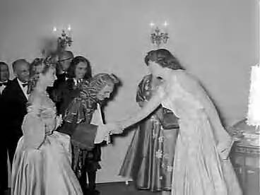 Fotocollectie Anefo — Koningin Juliana en prinses Beatrix in Koninklijke Schouwburg Den Haag bij "Le Misanthrope" gezelschap Madeleine Renaud . Vlnr. Pierre Bertin , Madeleine Renaud , Jean Louis — Foto: Bilsen, Joop van / Anefo. Licentie: Set B: Rechtenvrij / Publiek Domein. Bron: Nationaal Archief. http://hdl.handle.net/10648/a953fa28-d0b4-102d-bcf8-003048976d84