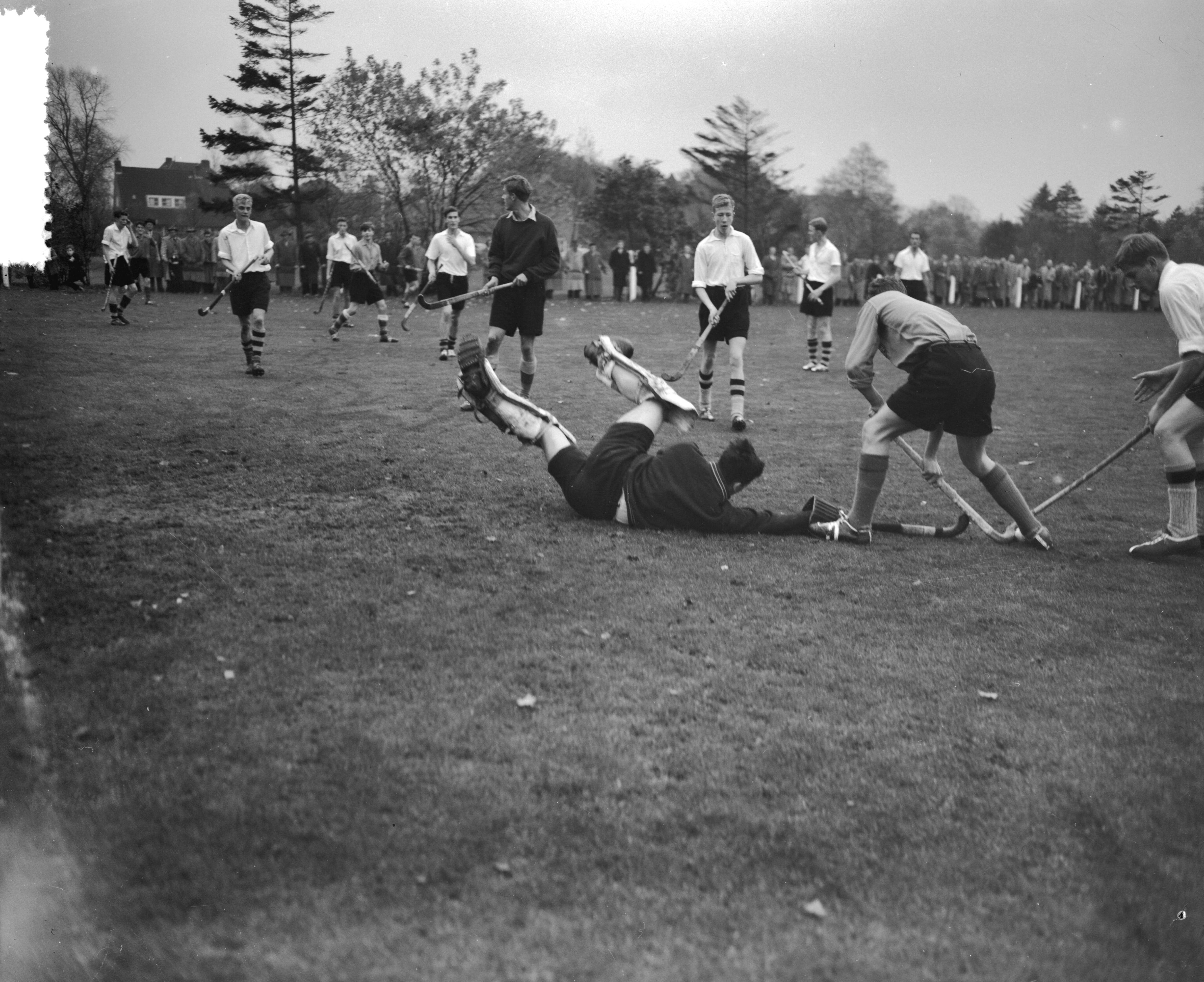 Fotocollectie Anefo — Hockey. Laren tegen SCH 1-0. Spelmomenten bij keeper Gonka van Laren — Foto: Behrens, Herbert F. / Anefo. Licentie: Set B: Rechtenvrij / Publiek Domein. Bron: Nationaal Archief. http://hdl.handle.net/10648/a9527b8a-d0b4-102d-bcf8-003048976d84