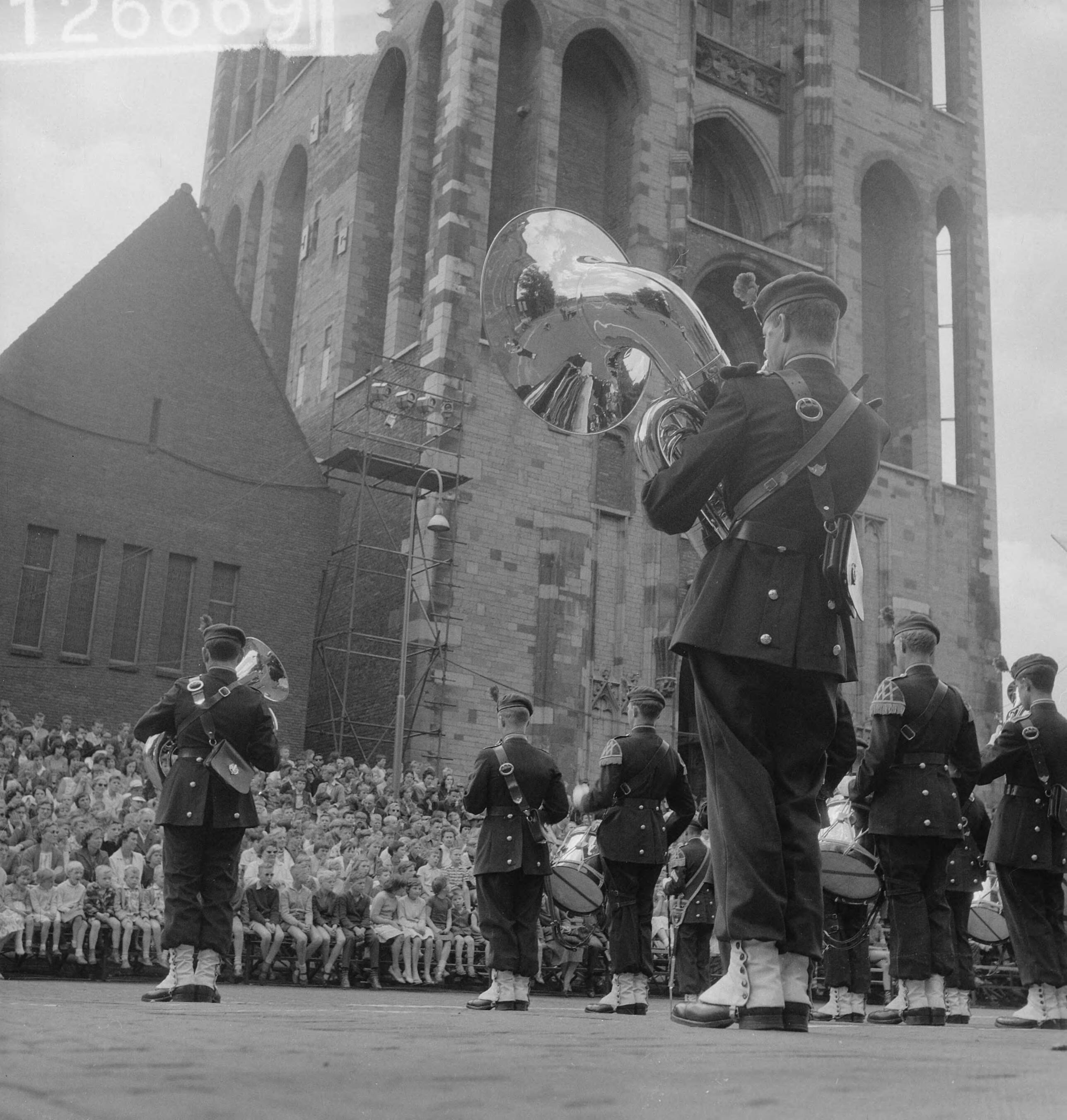Fotocollectie Anefo — Taptoe in Utrecht. Op het Domplein — Foto: Koch, Eric / Anefo. Licentie: Set B: Rechtenvrij / Publiek Domein. Bron: Nationaal Archief. http://hdl.handle.net/10648/a9da9c0e-d0b4-102d-bcf8-003048976d84