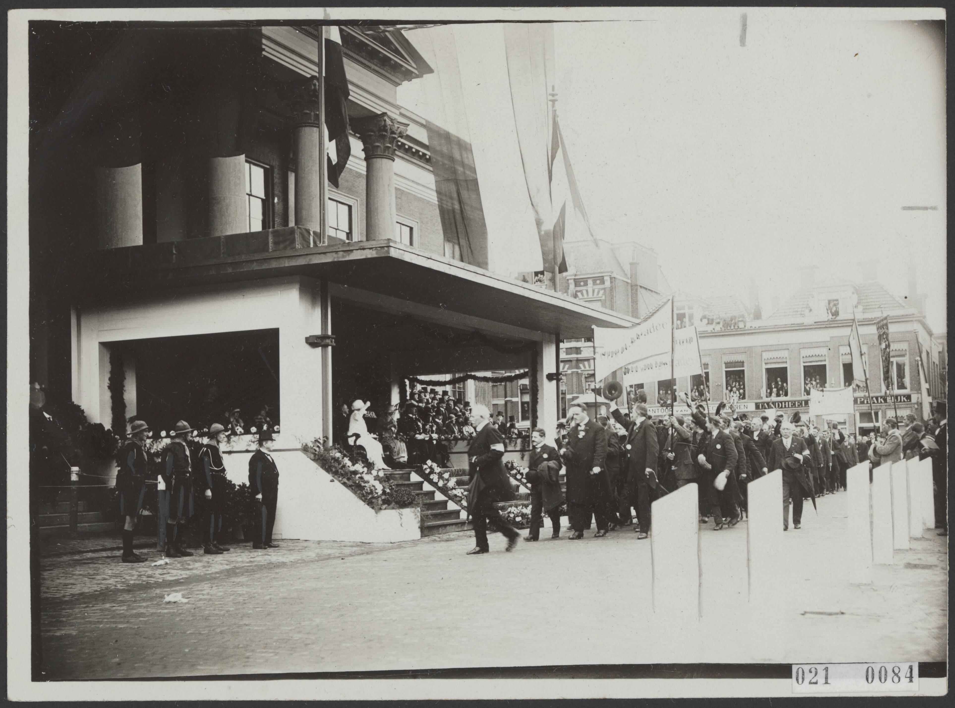 Fotocollectie Elsevier Binnenland — De koninklijke familie voor het stadhuis te Leeuwarden tijdens een defilé — Foto: Onbekend / Publiek Domein of Rechtenvrij. Licentie: Set B: Rechtenvrij / Publiek Domein. Bron: Nationaal Archief. http://hdl.handle.net/10648/adce0a62-d0b4-102d-bcf8-003048976d84