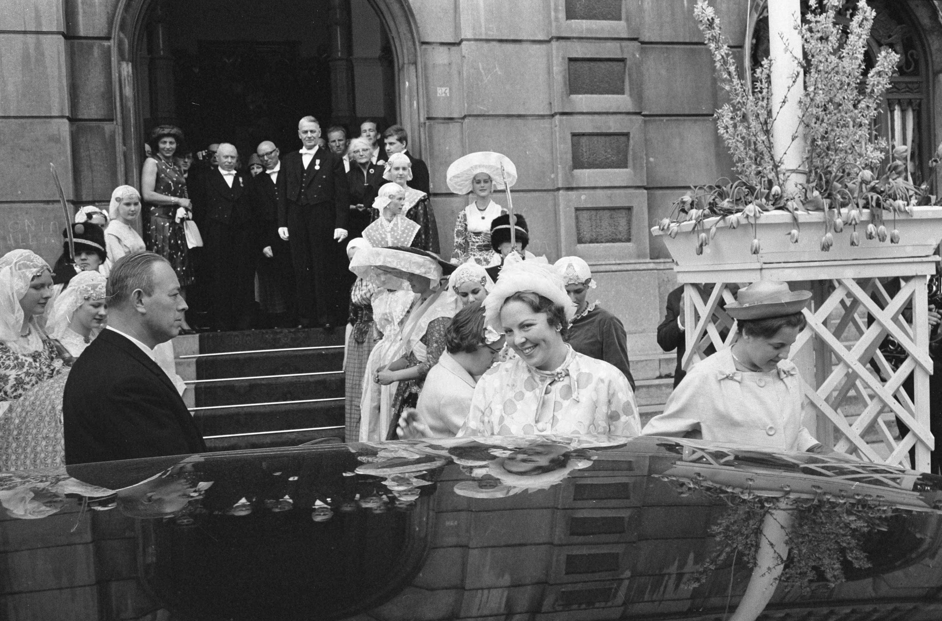 Koninklijk bezoek aan Groningen en Friesland (1962) — Koninklijk bezoek aan Leeuwarden — Foto: Pot, Harry / Anefo. Licentie: Set B: Rechtenvrij / Publiek Domein. Bron: Nationaal Archief. http://hdl.handle.net/10648/aa06e976-d0b4-102d-bcf8-003048976d84
