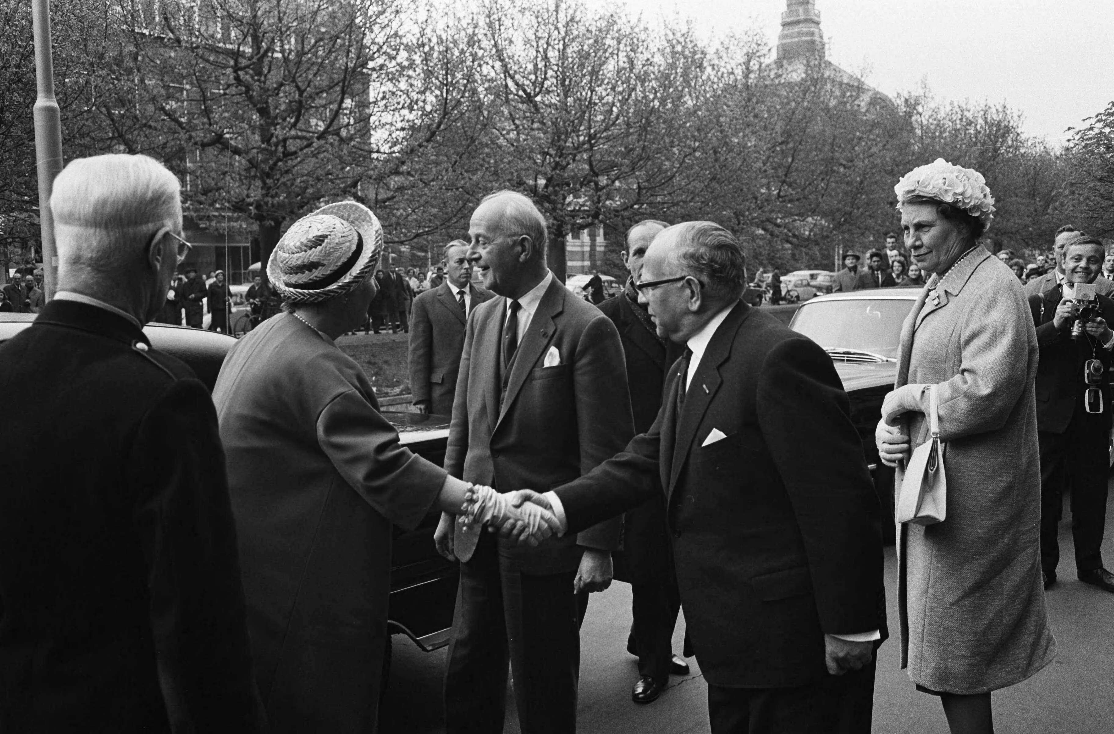 Fotocollectie Anefo — koningin Juliana heeft een bezoek gebracht aan het Staatsbedrijf PTT in Den Haag — Foto: Pot, Harry / Anefo. Licentie: Set B: Rechtenvrij / Publiek Domein. Bron: Nationaal Archief. http://hdl.handle.net/10648/aa33e2aa-d0b4-102d-bcf8-003048976d84