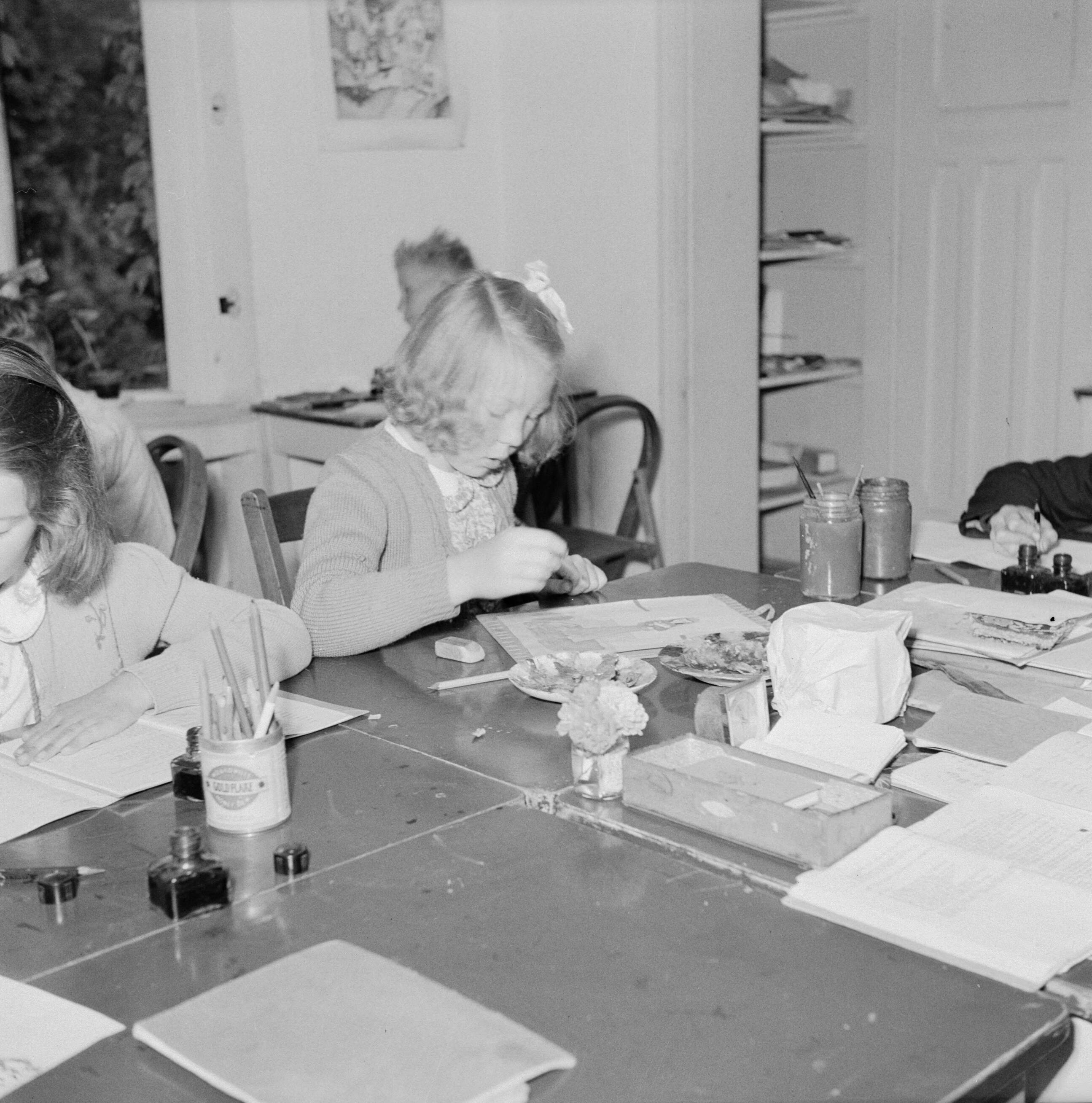 Prinses Beatrix en prinses Irene op de Werkplaats Kindergemeenschap van Kees Boeke te Bilthoven — Prinses Beatrix en andere leerlingen aan het waterverven — Foto: Poll, Willem van de. Licentie: Set B: Rechtenvrij / Publiek Domein. Bron: Nationaal Archief. http://hdl.handle.net/10648/aee828f6-d0b4-102d-bcf8-003048976d84