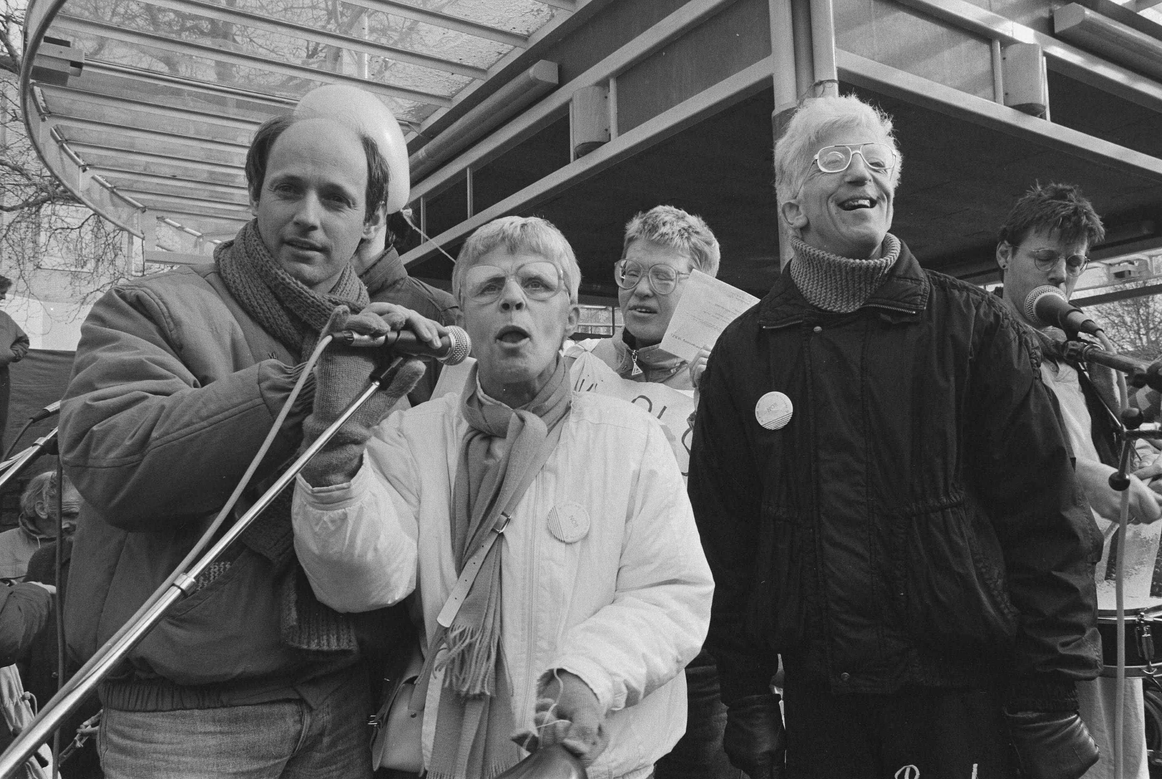 Fotocollectie Anefo — Demonstratie tegen bezuinigingen in zwakzinnigenzorg in Utrecht; zwakzinnigen tijdens demonstratie — Foto: Gerrits, Roland / Anefo. Licentie: Set B: Rechtenvrij / Publiek Domein. Bron: Nationaal Archief. http://hdl.handle.net/10648/ad5d1168-d0b4-102d-bcf8-003048976d84