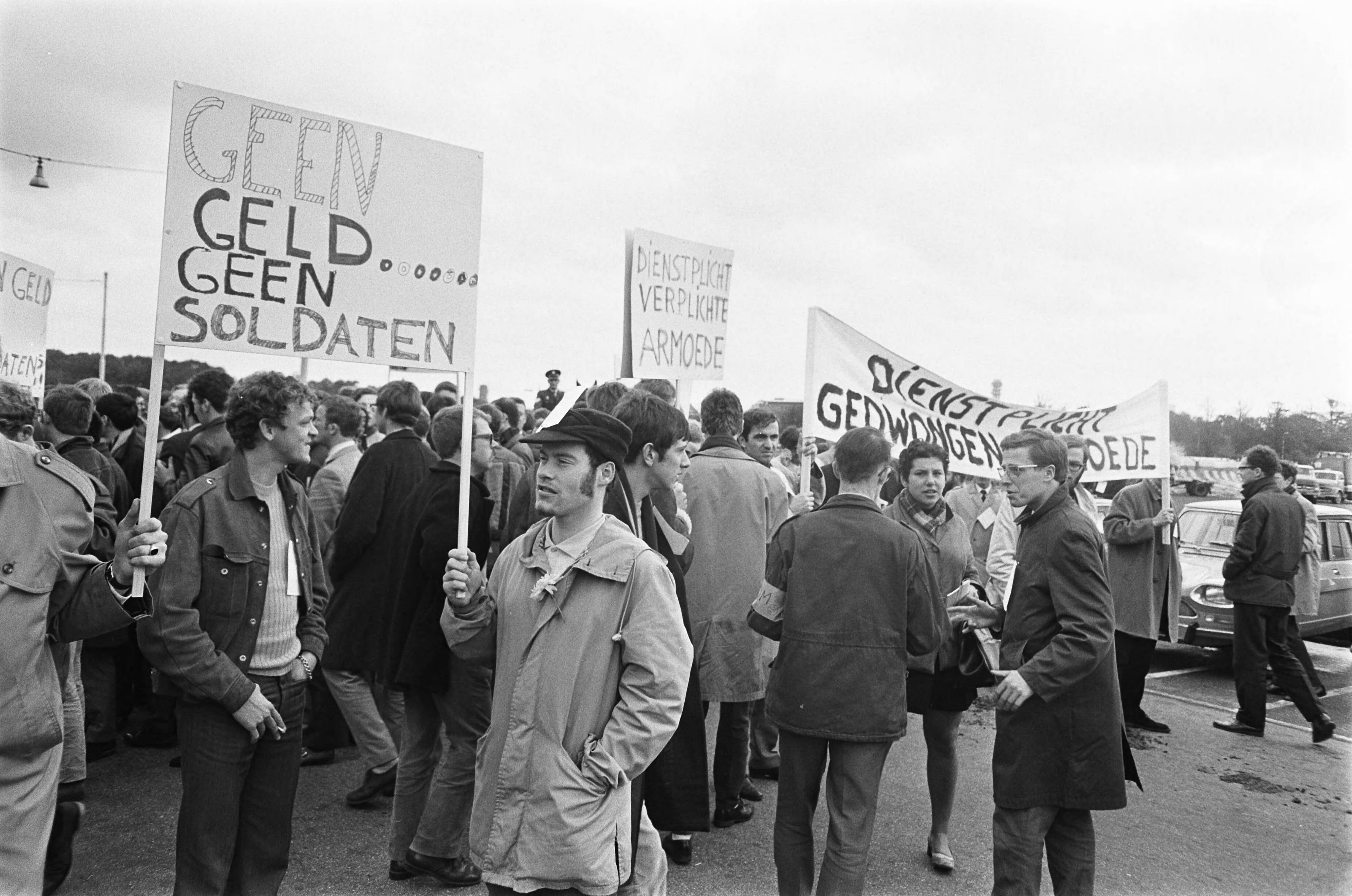 Fotocollectie Anefo — Dienstplichtige militairen demonstreren met borden voor meer salaris Den Haag . Demonstranten — Foto: Evers, Joost / Anefo. Licentie: Set B: Rechtenvrij / Publiek Domein. Bron: Nationaal Archief. http://hdl.handle.net/10648/ab7f3402-d0b4-102d-bcf8-003048976d84