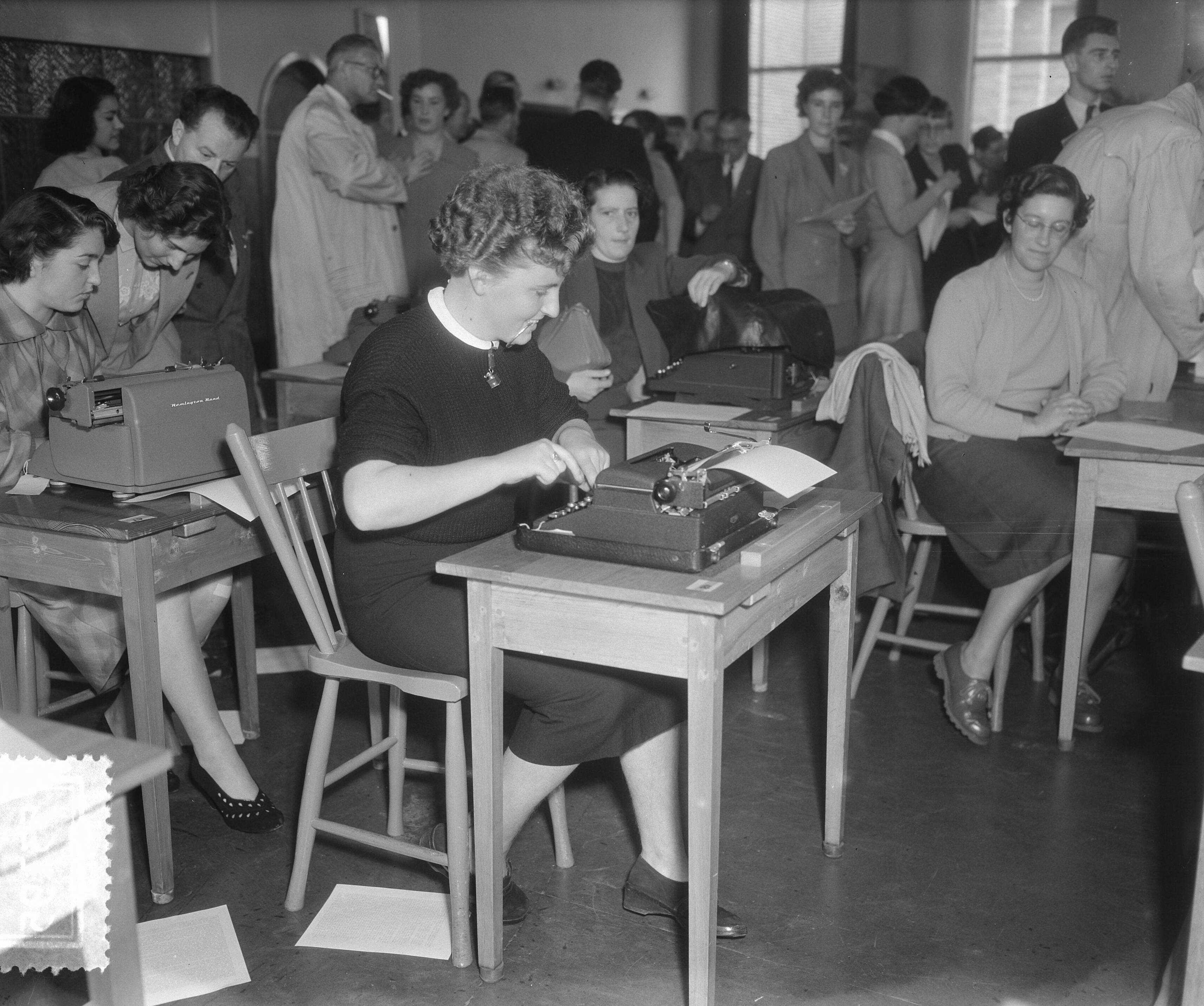 Fotocollectie Anefo — Typewedstrijden Den Haag .Ine van Keen uit Voorburg — Foto: Pot, Harry / Anefo. Licentie: Set B: Rechtenvrij / Publiek Domein. Bron: Nationaal Archief. http://hdl.handle.net/10648/a8ffee74-d0b4-102d-bcf8-003048976d84