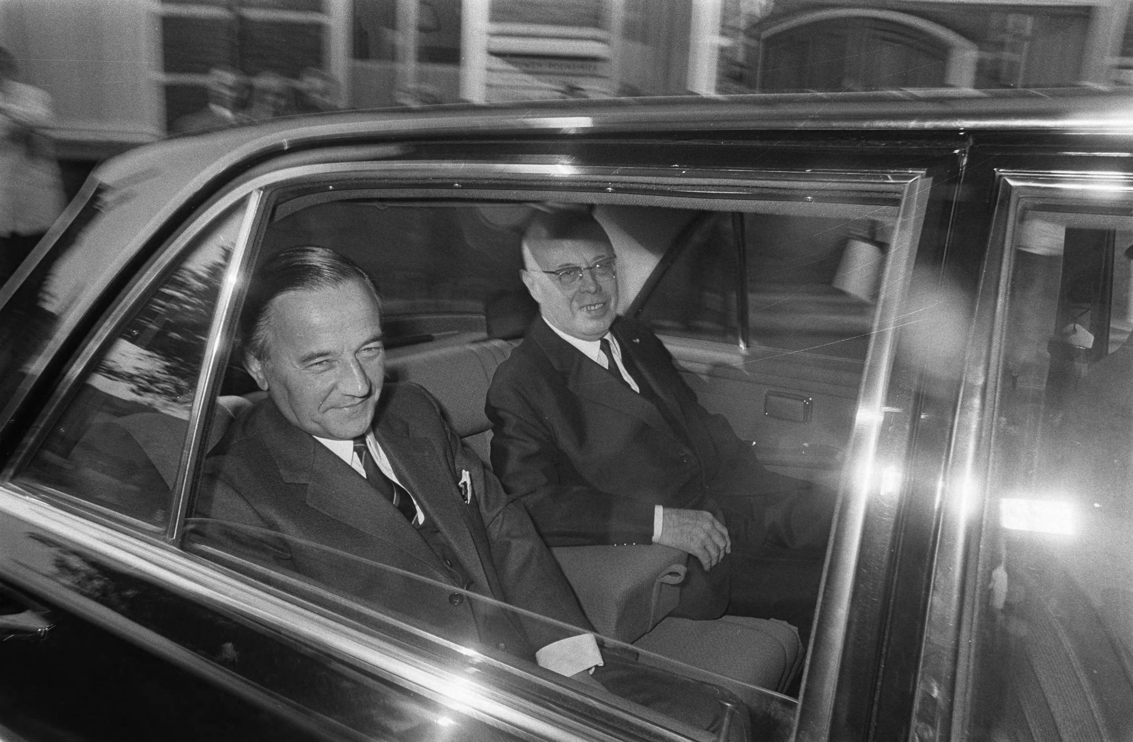 Fotocollectie Anefo — Premier De Jong (links en minister van Staat Beel verlaten het ziekenhuis — Foto: Evers, Joost / Anefo. Licentie: Set B: Rechtenvrij / Publiek Domein. Bron: Nationaal Archief. http://hdl.handle.net/10648/ab7d1b18-d0b4-102d-bcf8-003048976d84