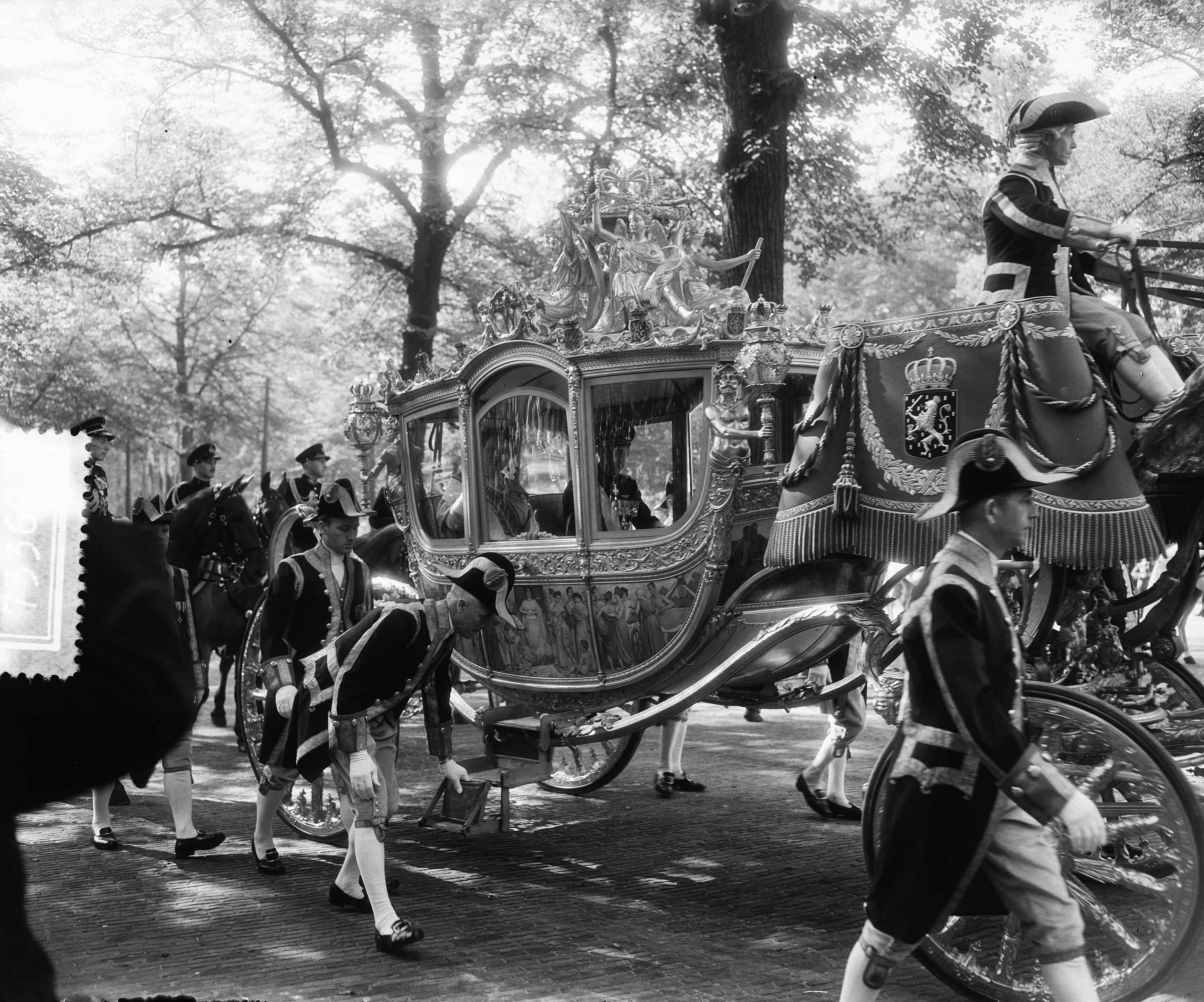 Prinsjesdag 1955 — Opening Staten-Generaal. Rijtoer door Den Haag — Foto: Rossem, Wim van / Anefo. Licentie: Set B: Rechtenvrij / Publiek Domein. Bron: Nationaal Archief. http://hdl.handle.net/10648/a93b3fd8-d0b4-102d-bcf8-003048976d84