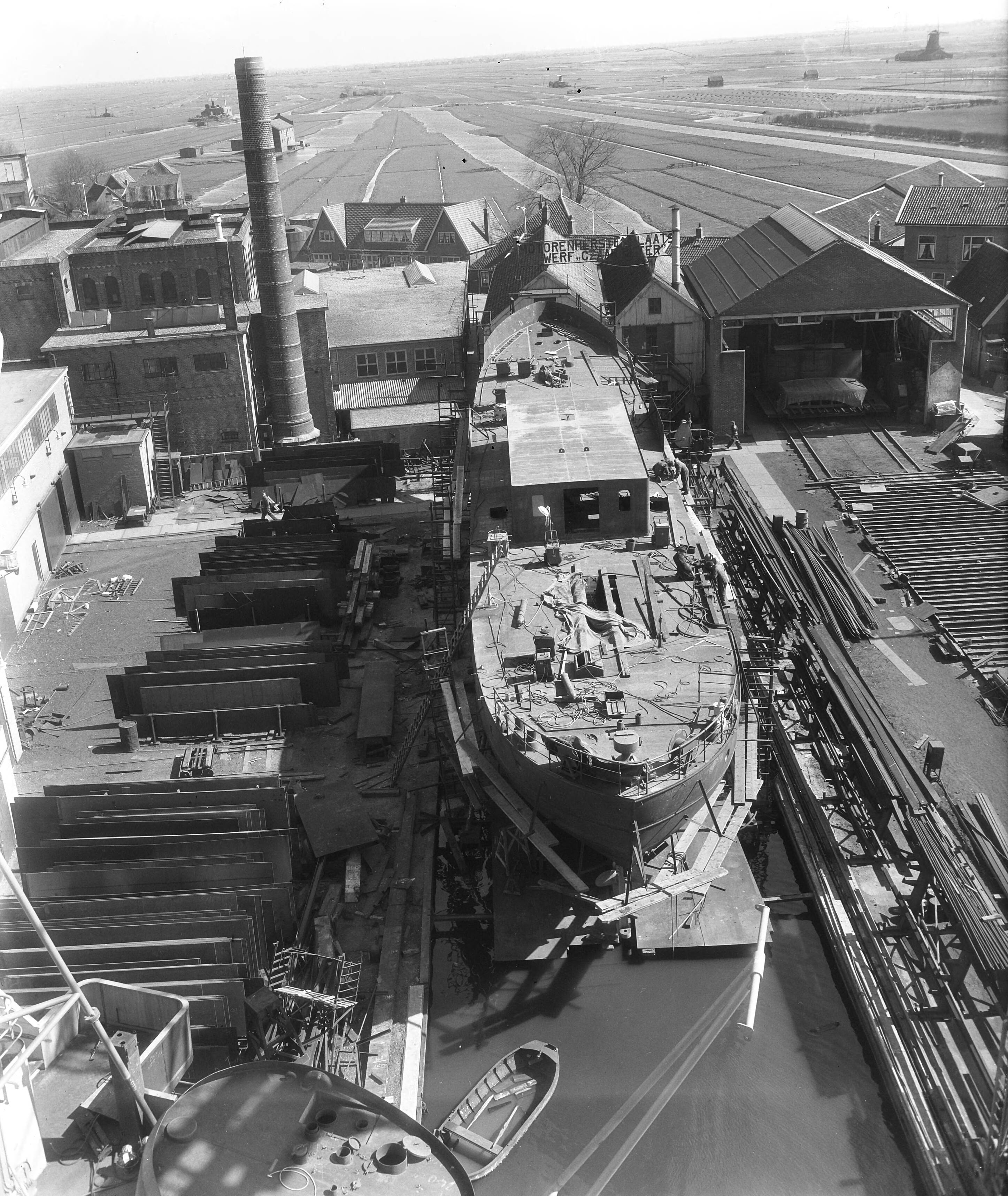 Fotocollectie Anefo — Nieuwe hospitaalkerkschip "De Hoop" in aanbouw te Zaandam — Foto: Rossem, Wim van / Anefo. Licentie: Set B: Rechtenvrij / Publiek Domein. Bron: Nationaal Archief. http://hdl.handle.net/10648/a9329644-d0b4-102d-bcf8-003048976d84