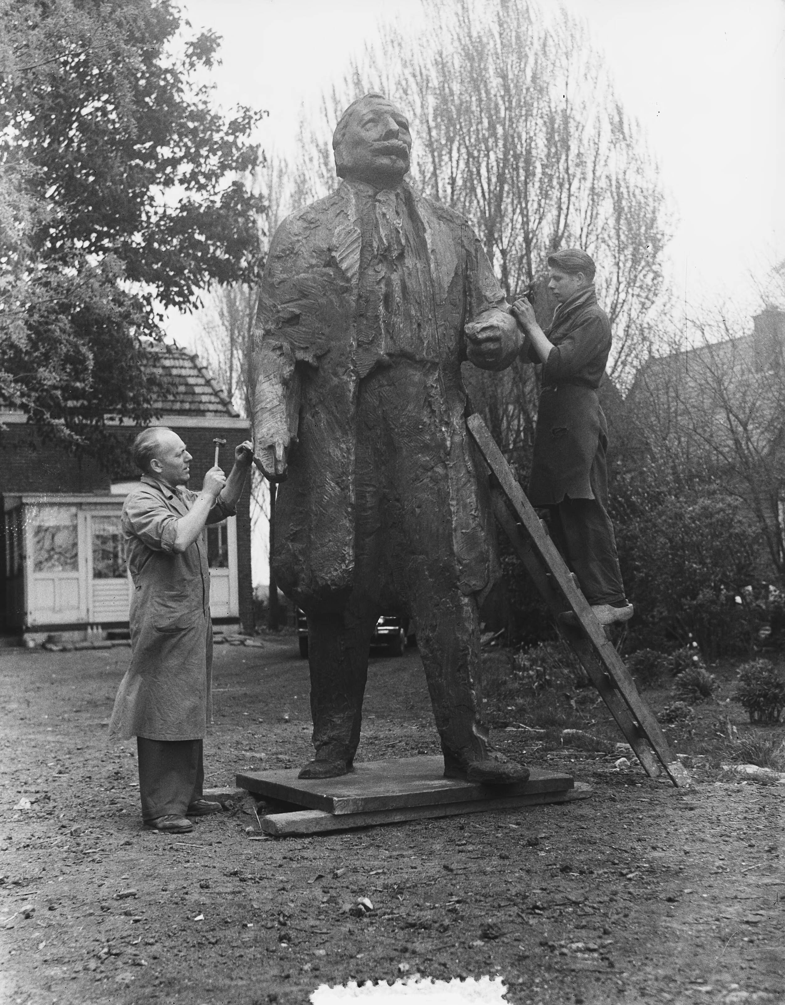 Fotocollectie Anefo — Beeld van Mr. P. J. Troelstra, gegoten bij familie Binder te Haarlem — Foto: Pot, Harry / Anefo. Licentie: Set B: Rechtenvrij / Publiek Domein. Bron: Nationaal Archief. http://hdl.handle.net/10648/a90b377a-d0b4-102d-bcf8-003048976d84