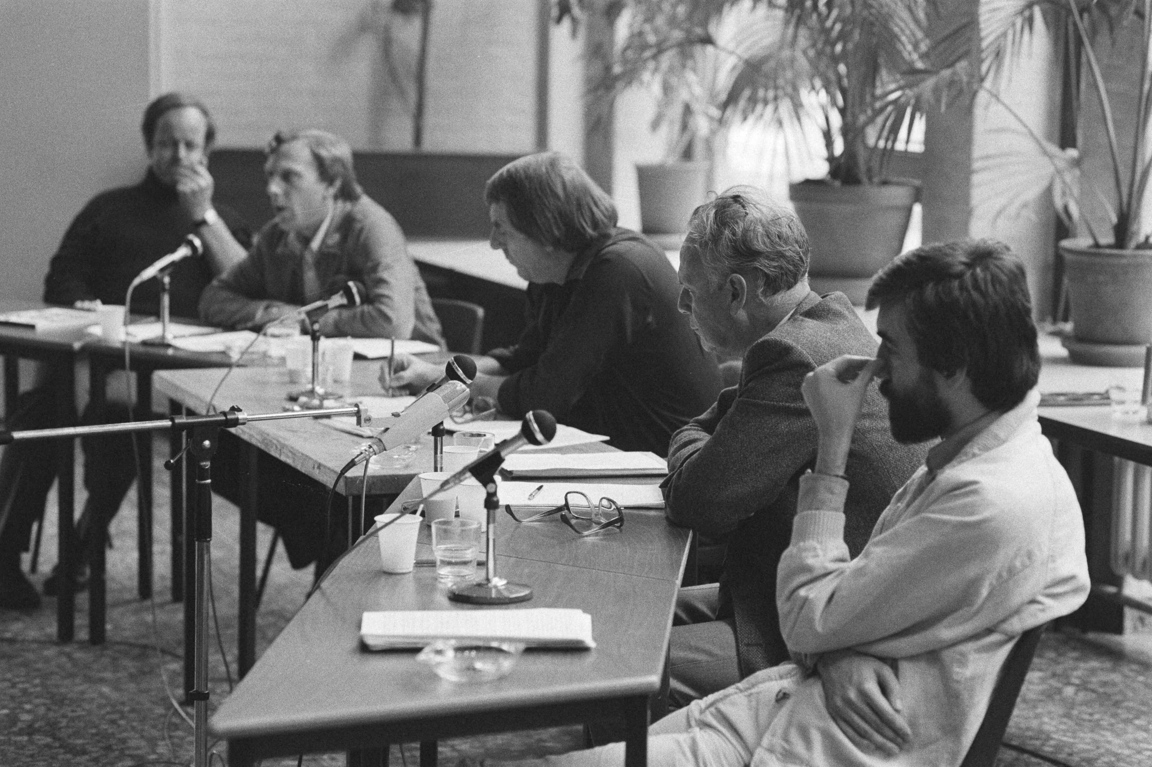 Discussiebijeenkomst van leiders van progressieve partijen in Driebergen — Van links naar rechts Herman Verbeek (PPR), Wilbert Willems (PSP), Kees Schelling (discussieleider), Henk Hoekstra (CPN) en Max van den Berg (PvdA) — Foto: Antonisse, Marcel / Anefo. Licentie: Set B: Rechtenvrij / Publiek Domein. Bron: Nationaal Archief. http://hdl.handle.net/10648/ad07b5ec-d0b4-102d-bcf8-003048976d84
