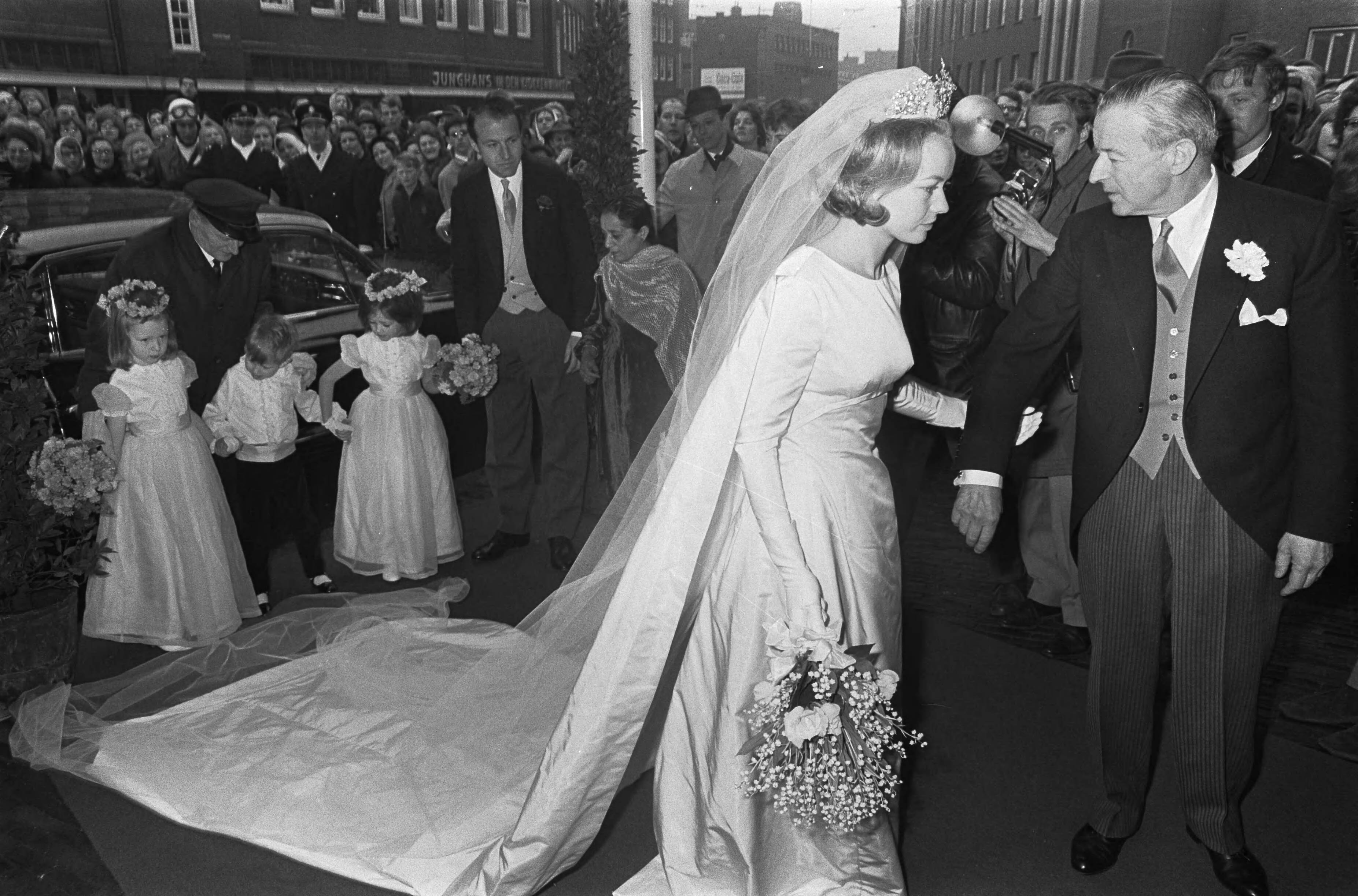 Huwelijk prins Karl von Hessen en gravin Yvonne Szapary in Den Haag — Aankomst gravin Yvonne Szapary bij kerk — Foto: Fotograaf Onbekend / Anefo. Licentie: Set B: Rechtenvrij / Publiek Domein. Bron: Nationaal Archief. http://hdl.handle.net/10648/aae5eb58-d0b4-102d-bcf8-003048976d84