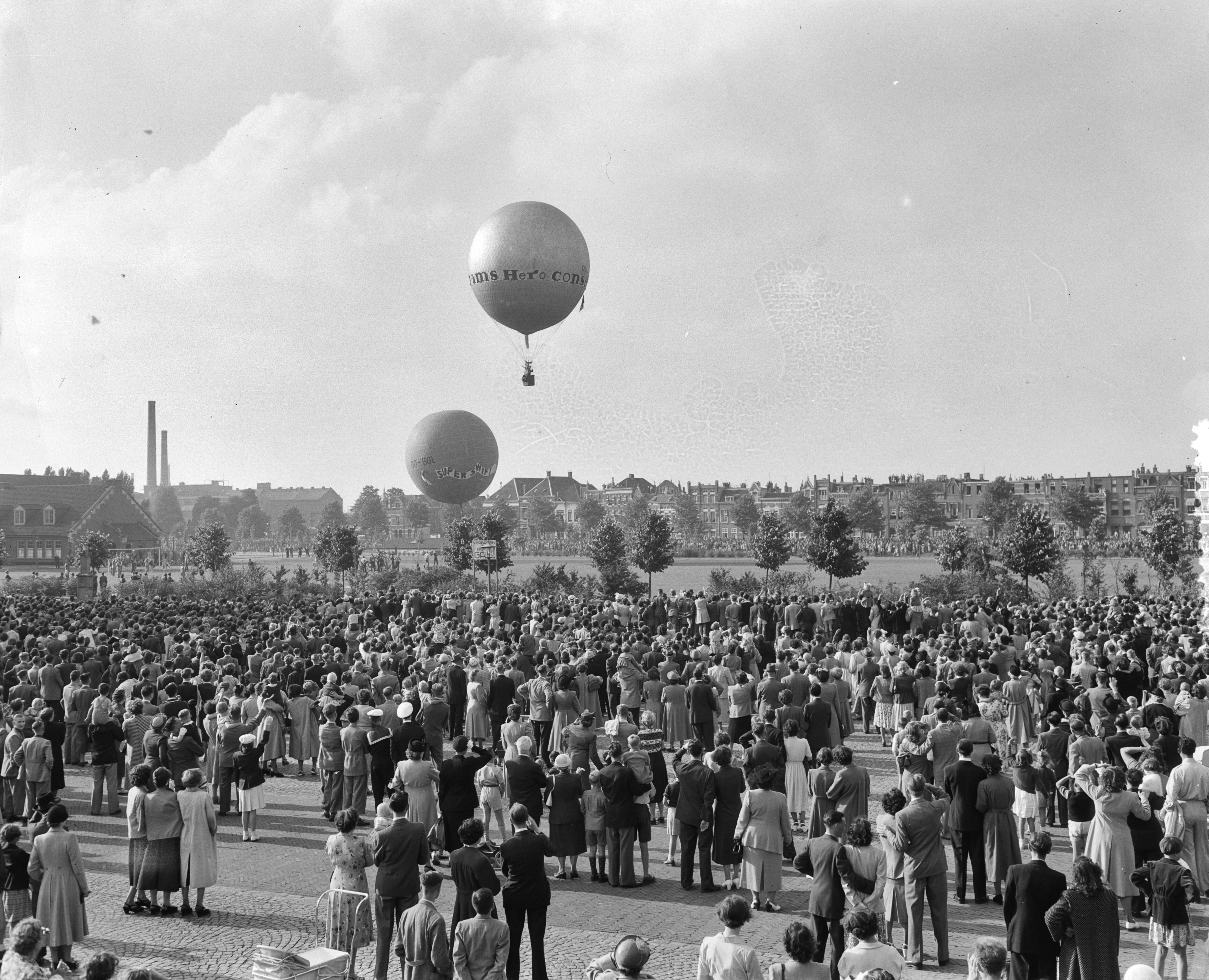 Fotocollectie Anefo — Eindfeest 700 jaar Breda . Opstijgen van luchtballonnen — Foto: Consenheim, Wim / Anefo. Licentie: Set B: Rechtenvrij / Publiek Domein. Bron: Nationaal Archief. http://hdl.handle.net/10648/a8fedfca-d0b4-102d-bcf8-003048976d84