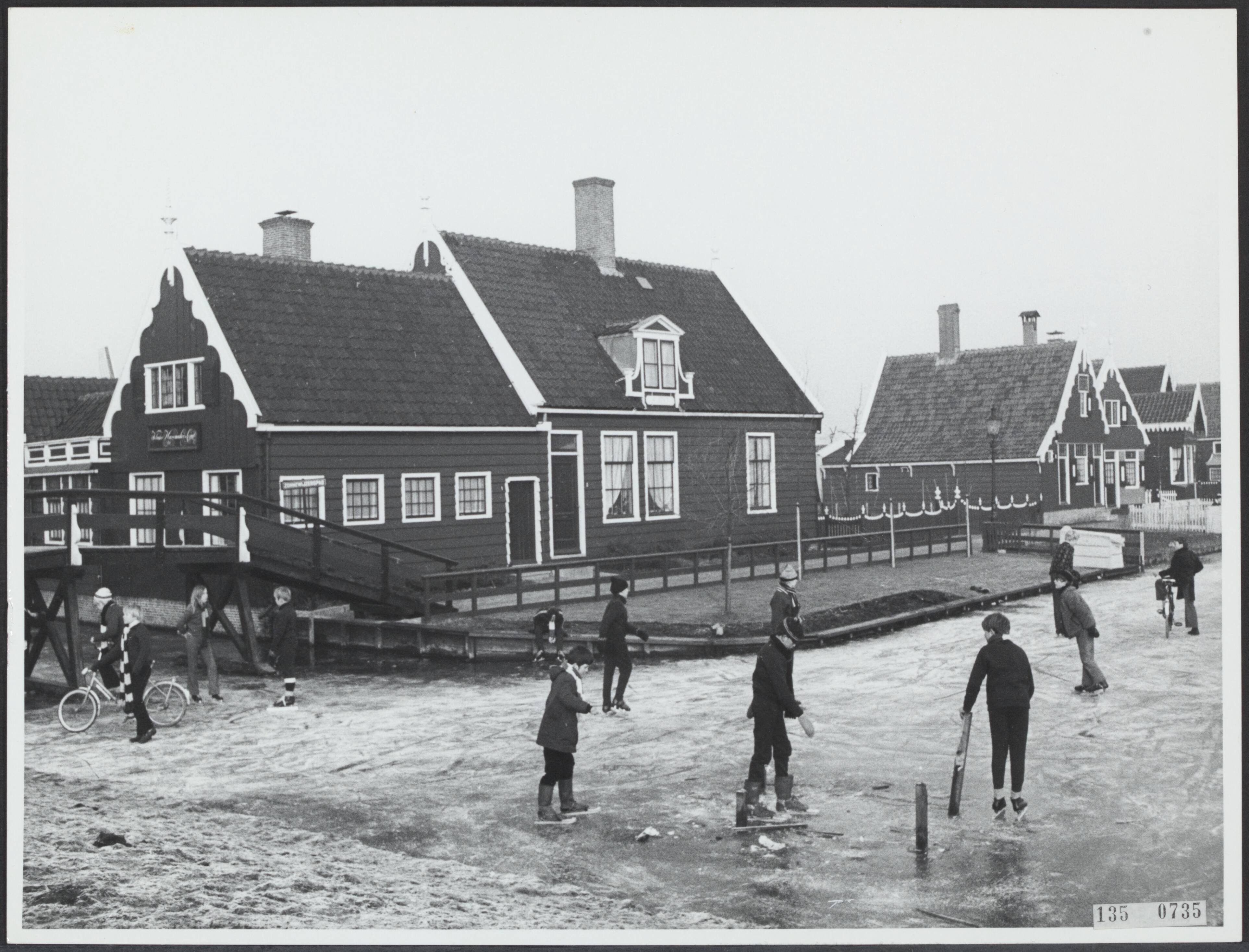 Fotocollectie Rijksvoorlichtingsdienst Eigen — Zaanse Schans te Zaandam. De Harenmakerij (vroegere standplaats op de grens van Koog aan de Zaan en Zaandijk en herbouwd op De Zaanse Schans)onder winterse omstandigheden. — Foto: Rijksvoorlichtingsdienst (RVD). Licentie: Set B: Rechtenvrij / Publiek Domein. Bron: Nationaal Archief. http://hdl.handle.net/10648/af61a726-d0b4-102d-bcf8-003048976d84
