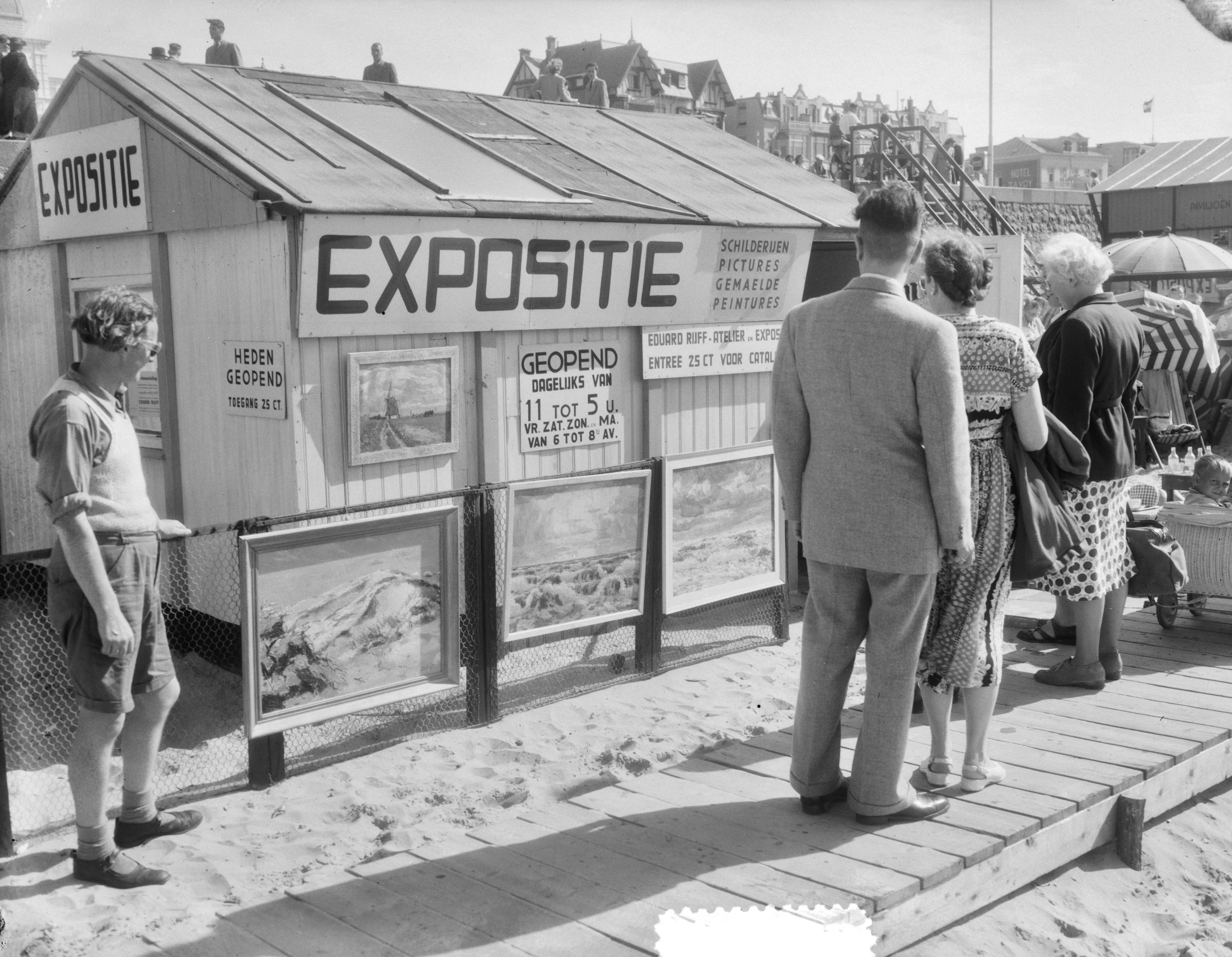 Fotocollectie Anefo — Schilderijententoonstelling van Eduard Rijff op het strand van Scheveningen — Foto: Consenheim, Wim / Anefo. Licentie: Set B: Rechtenvrij / Publiek Domein. Bron: Nationaal Archief. http://hdl.handle.net/10648/a8fe445c-d0b4-102d-bcf8-003048976d84