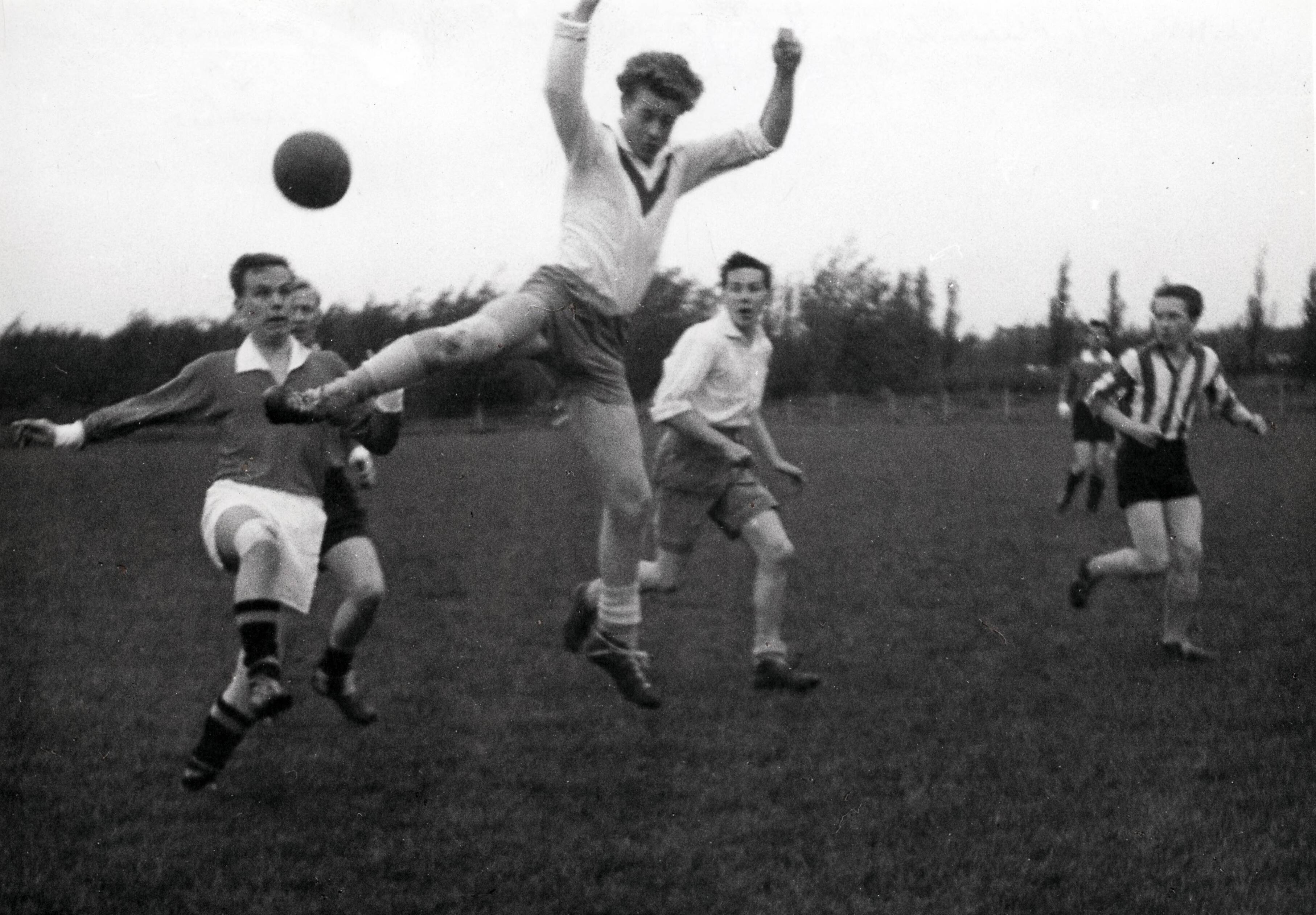 Sportactiviteiten personeel Drukkerij N.V. De Spaarnestad / Voetbal, o.a. F.C. Panorama — [Serie bedrijfsvoetbal Spaarnestad] Zwart-Wit Retouche 1-6 vlnr. H. Hesseling, J. Wigman (in de hoogte), Daniëls (invaller), J. v/d Heuvel — Foto: Fotograaf Onbekend / Spaarnestad / Spaarnestad Photo (05887). Licentie: Set B: Rechtenvrij / Publiek Domein. Bron: Nationaal Archief. http://hdl.handle.net/10648/35429da6-3f11-a382-e063-6df0900a6686