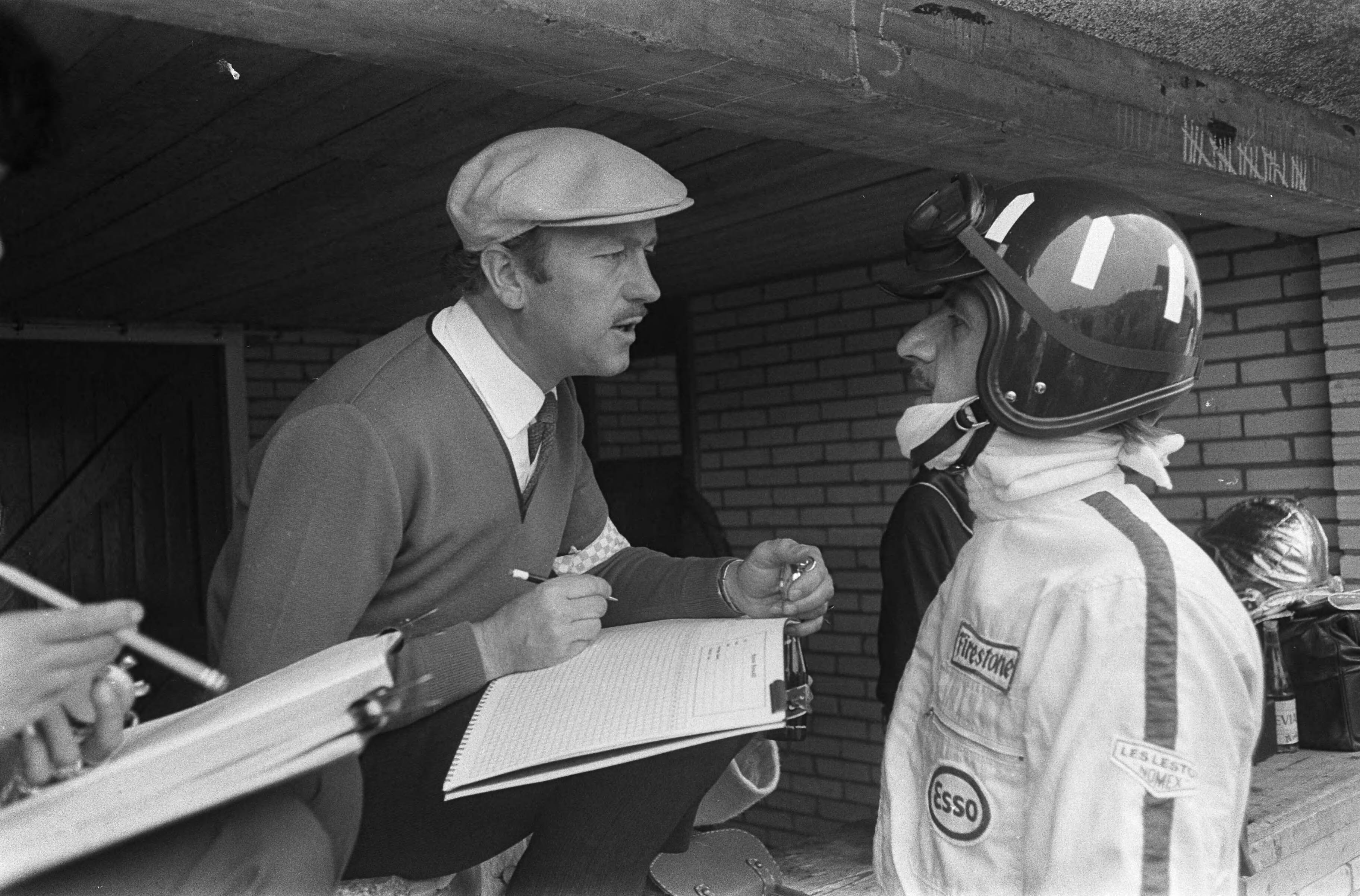 Fotocollectie Anefo — Chapman met Graham Hill op Zandvoort — Foto: Koch, Eric / Anefo. Licentie: Set B: Rechtenvrij / Publiek Domein. Bron: Nationaal Archief. http://hdl.handle.net/10648/ab1b4b4a-d0b4-102d-bcf8-003048976d84