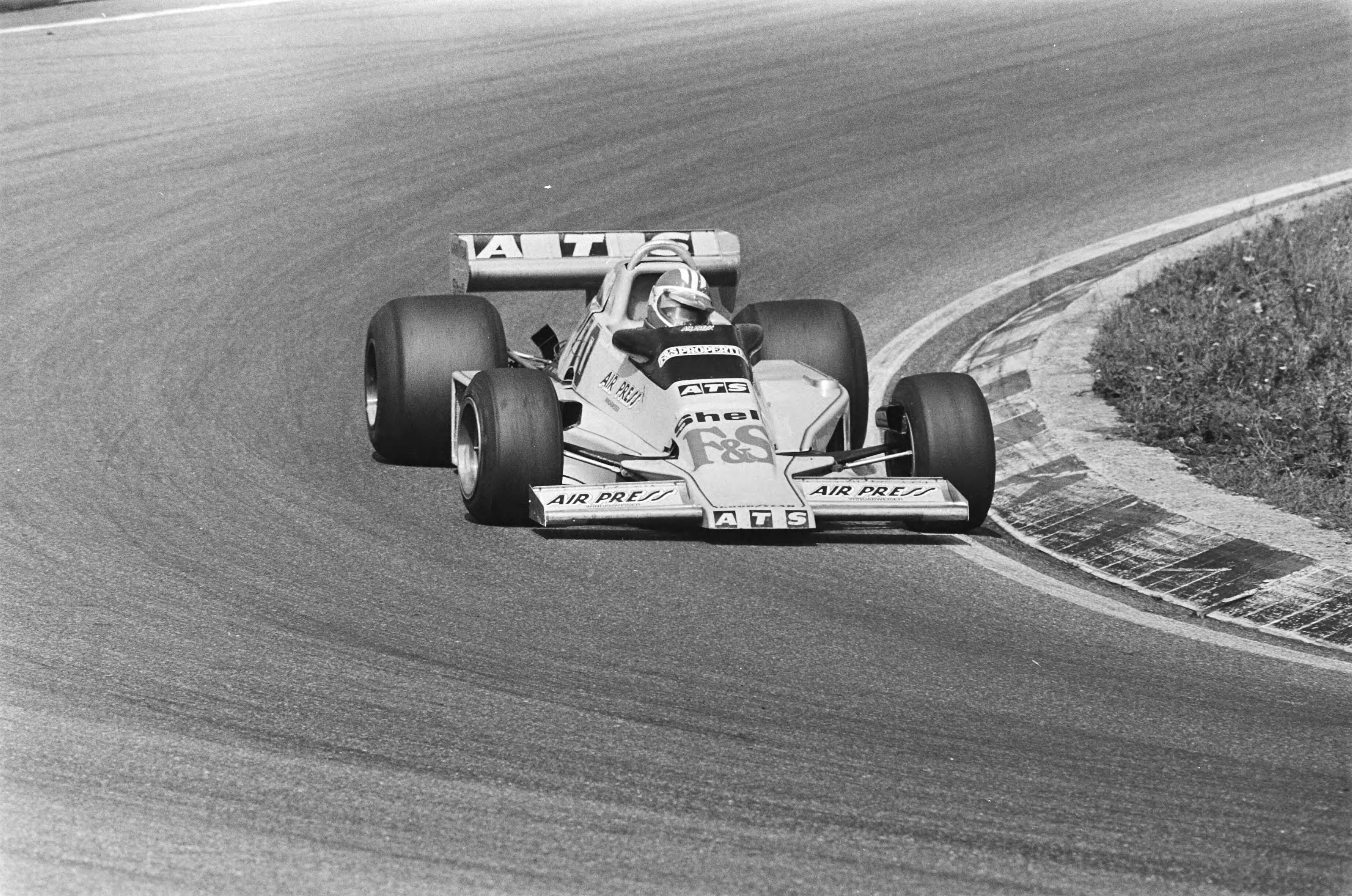 Fotocollectie Anefo — Michael Bleekemolen test ATS-wagen voor Grand Prix op Zandvoort; Bleekemolen in actie — Foto: Verhoeff, Bert / Anefo. Licentie: Set B: Rechtenvrij / Publiek Domein. Bron: Nationaal Archief. http://hdl.handle.net/10648/acba2250-d0b4-102d-bcf8-003048976d84
