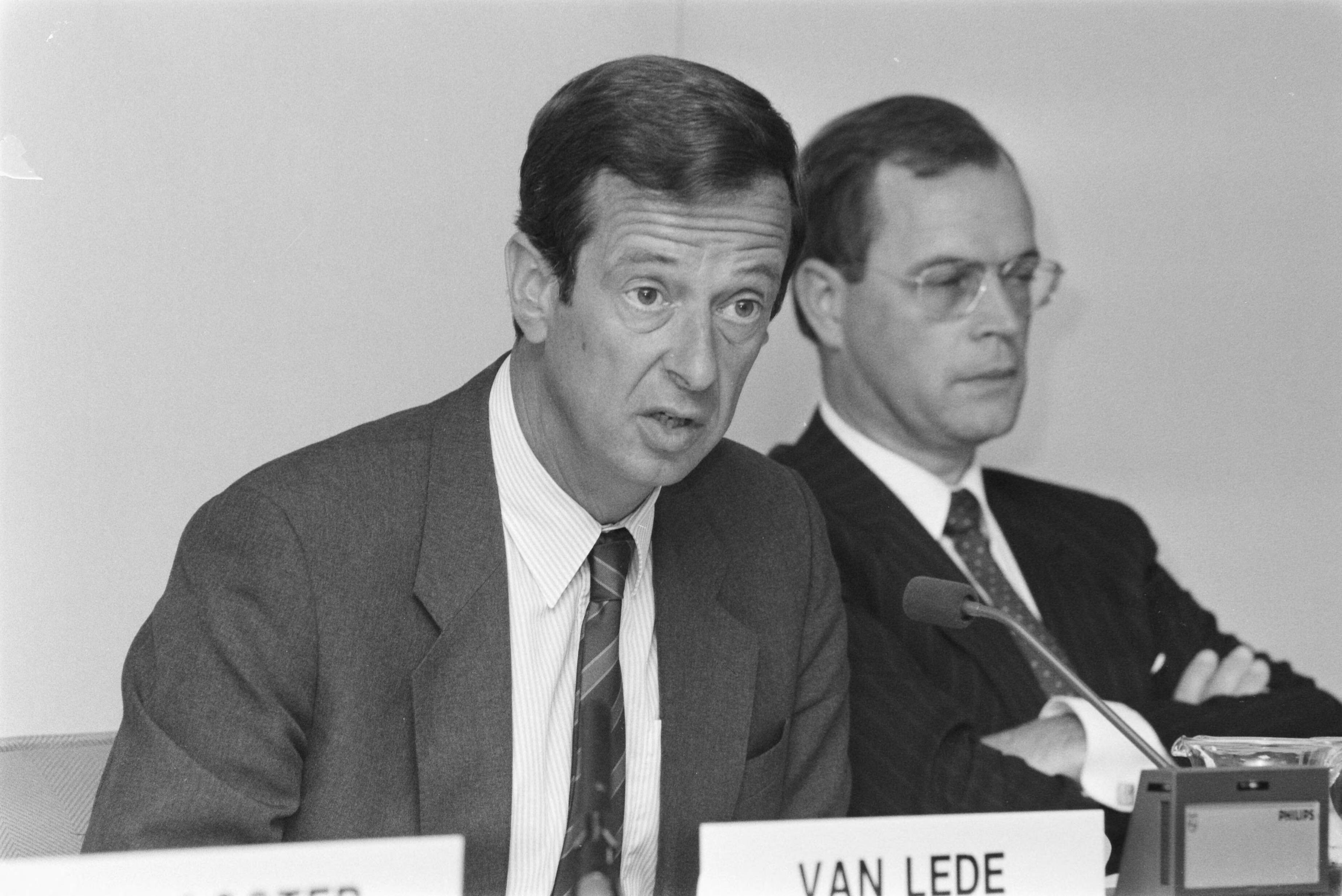 Fotocollectie Anefo — Persconferentie VNO in Den Haag ; VNO-voorzitter Van Leden tijdens persconferentie (rechts mr. Jacobs ) / negatiefsrook — Foto: Bogaerts, Rob / Anefo. Licentie: Set B: Rechtenvrij / Publiek Domein. Bron: Nationaal Archief. http://hdl.handle.net/10648/ad6c7cac-d0b4-102d-bcf8-003048976d84