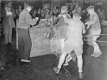 Fotocollectie Anefo — Luilakwagenrace in Zaandam ( 4 uur ) voor de jeugd / aangetast — Foto: Rossem, Wim van / Anefo. Licentie: Set B: Rechtenvrij / Publiek Domein. Bron: Nationaal Archief. http://hdl.handle.net/10648/a9619890-d0b4-102d-bcf8-003048976d84
