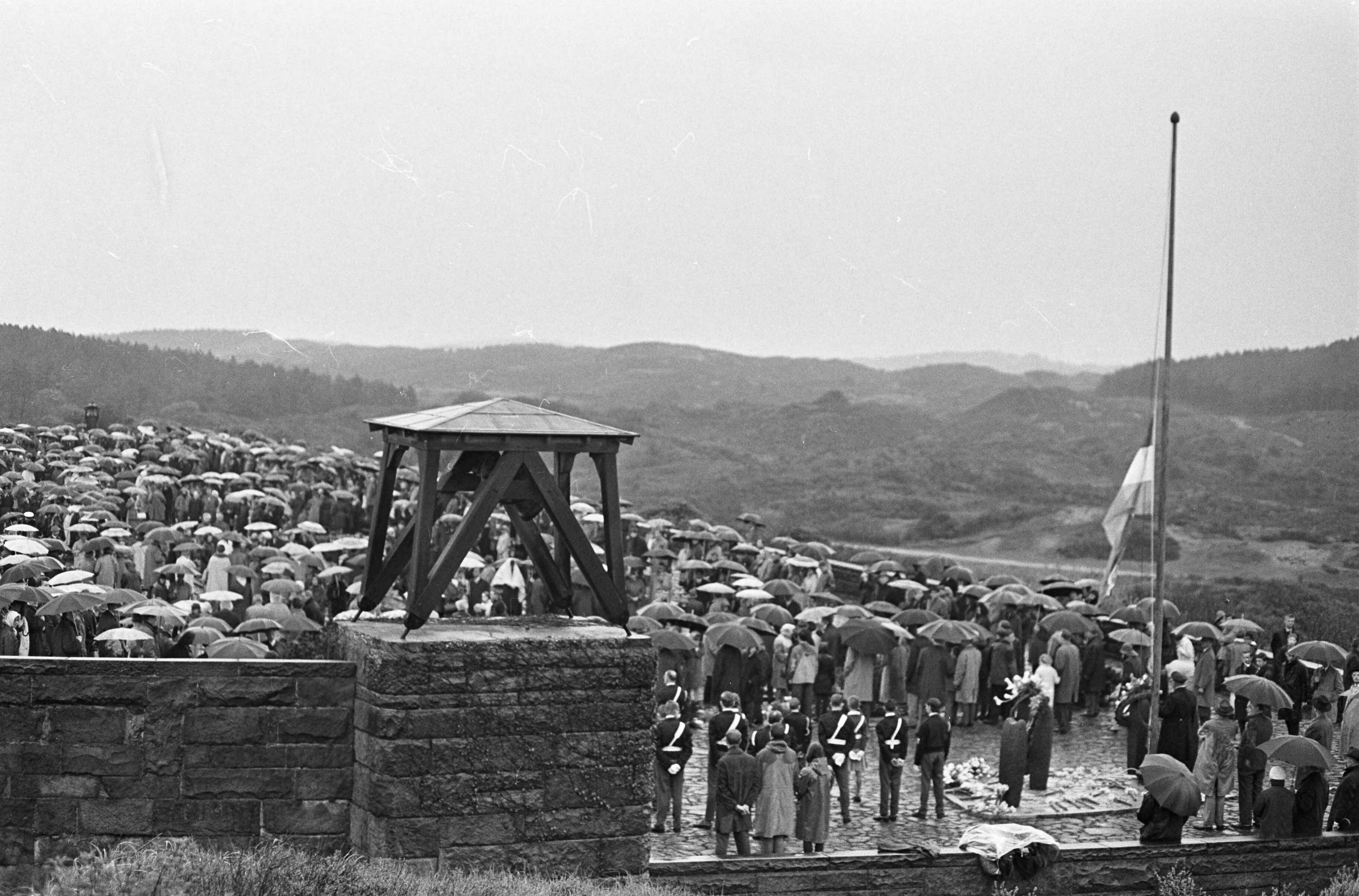Fotocollectie Anefo — Dodenherdenking op erebegraafplaats te Overveen — Foto: Kroon, Ron / Anefo. Licentie: Set B: Rechtenvrij / Publiek Domein. Bron: Nationaal Archief. http://hdl.handle.net/10648/aae87c38-d0b4-102d-bcf8-003048976d84