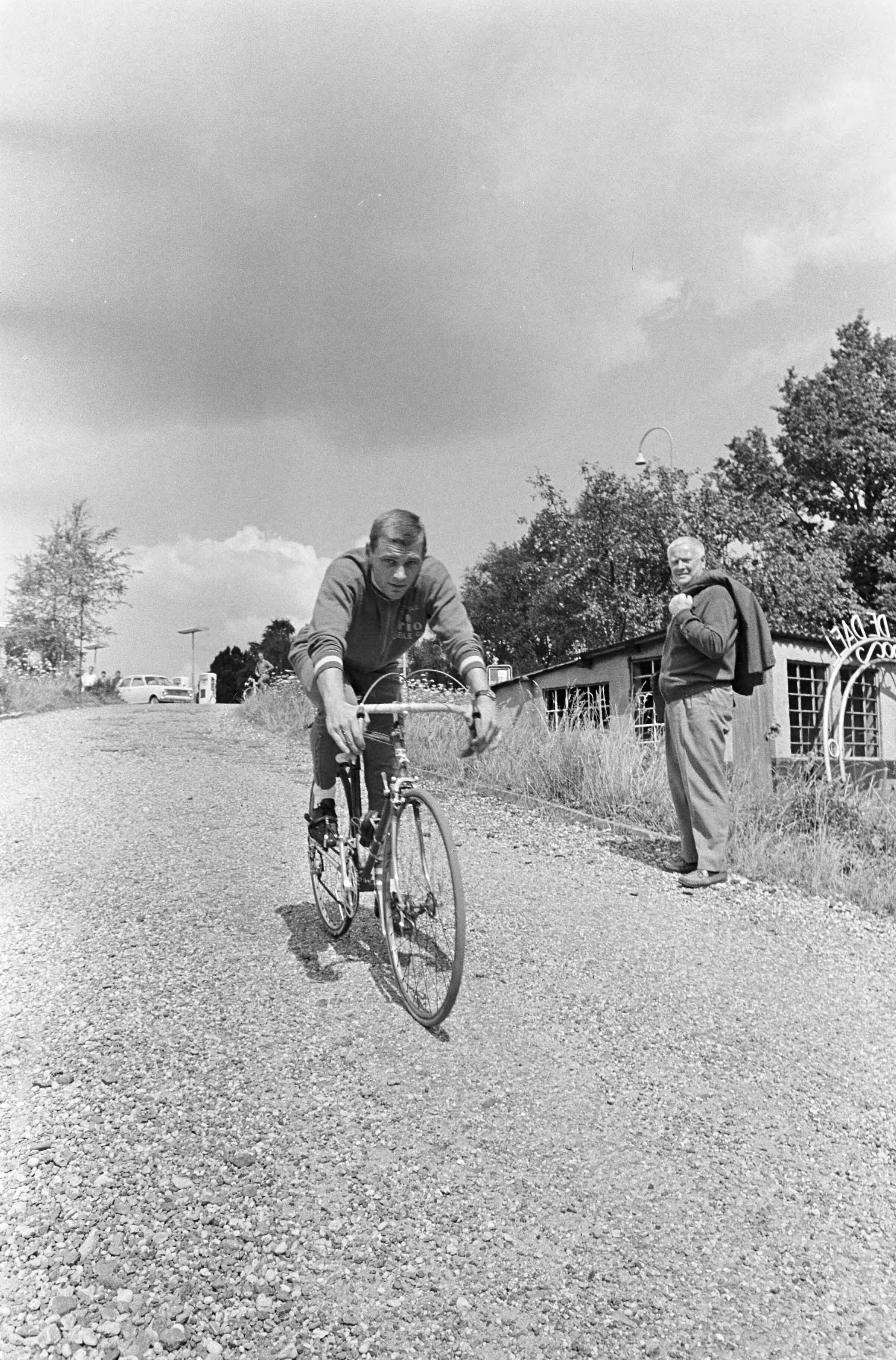 Fotocollectie Anefo — Wielrennen, amateurploeg te Nuth, nummer 17 en 18 Eddy Beugels (kop), nummer 15 en 16 op de fiets — Foto: Nijs, Jac. de / Anefo. Licentie: Set B: Rechtenvrij / Publiek Domein. Bron: Nationaal Archief. http://hdl.handle.net/10648/aaf6bcda-d0b4-102d-bcf8-003048976d84