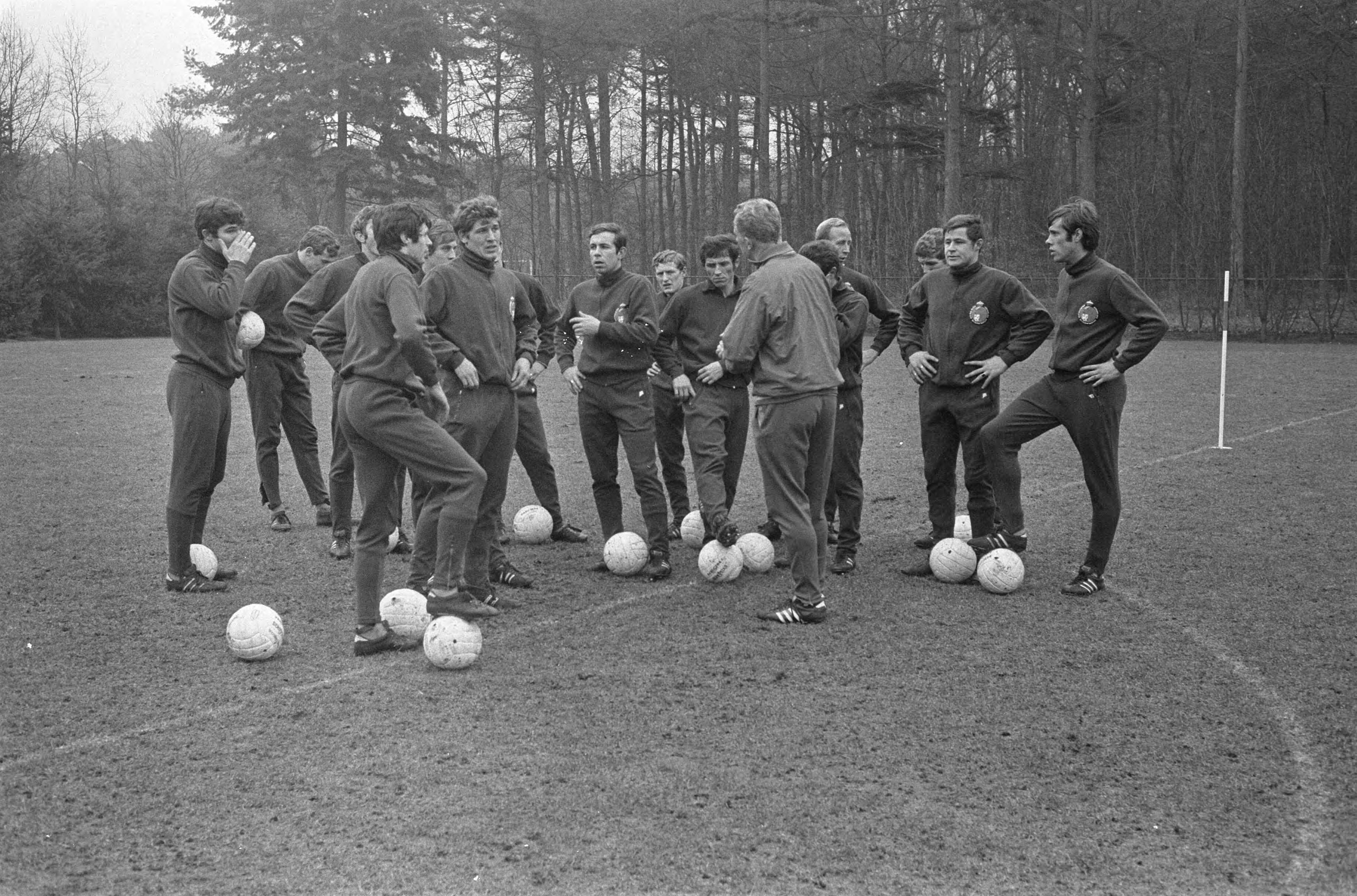 Fotocollectie Anefo — Training Nederlands Elftal in Zeist Kessler geeft de spelers instructies — Foto: Koch, Eric / Anefo. Licentie: Set B: Rechtenvrij / Publiek Domein. Bron: Nationaal Archief. http://hdl.handle.net/10648/ab62905e-d0b4-102d-bcf8-003048976d84