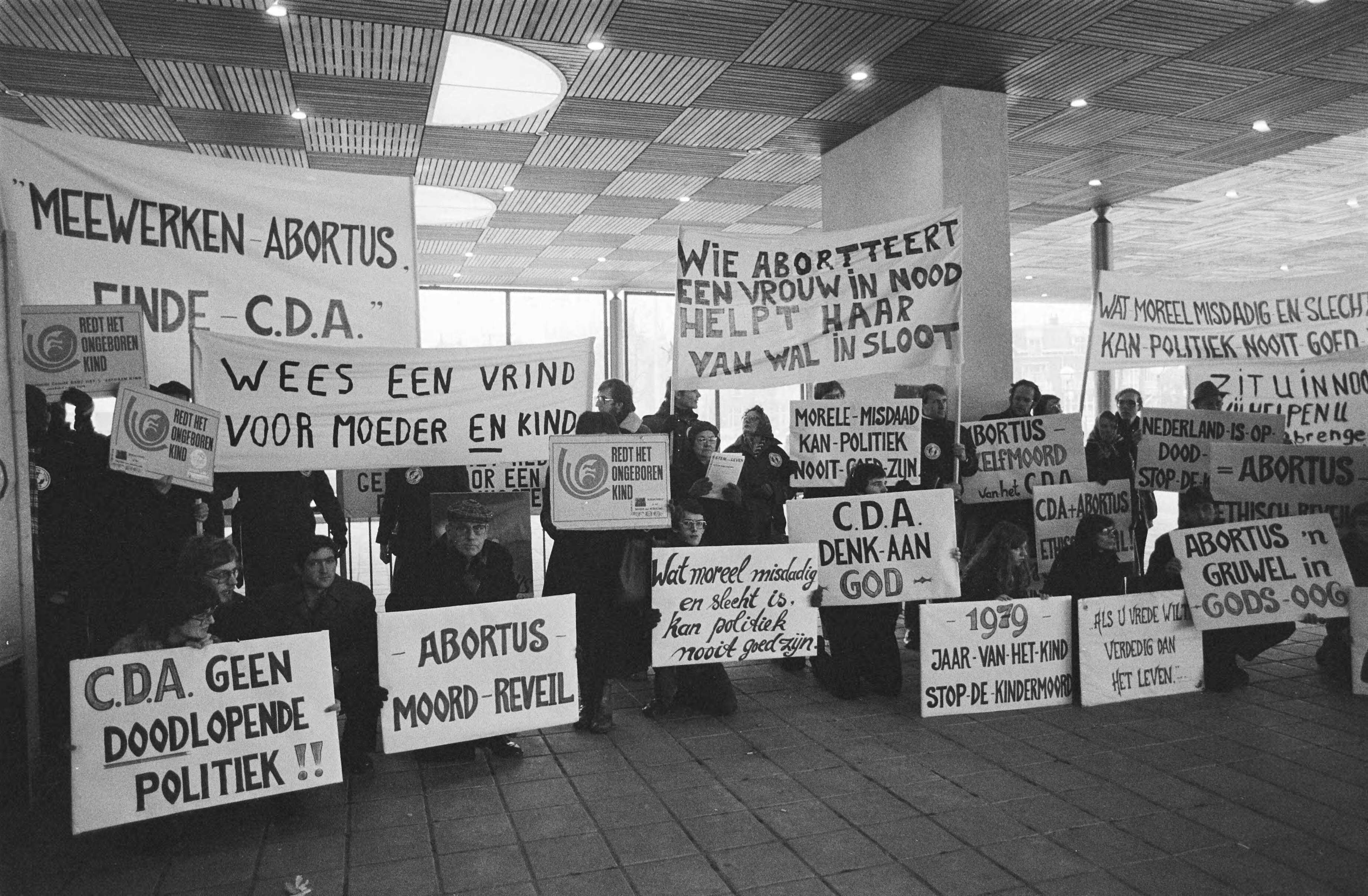 Fotocollectie Anefo — CDA-congres Den Haag ; protest pater Koopmans — Foto: Dijk, Hans van / Anefo. Licentie: Set B: Rechtenvrij / Publiek Domein. Bron: Nationaal Archief. http://hdl.handle.net/10648/acc2cd88-d0b4-102d-bcf8-003048976d84