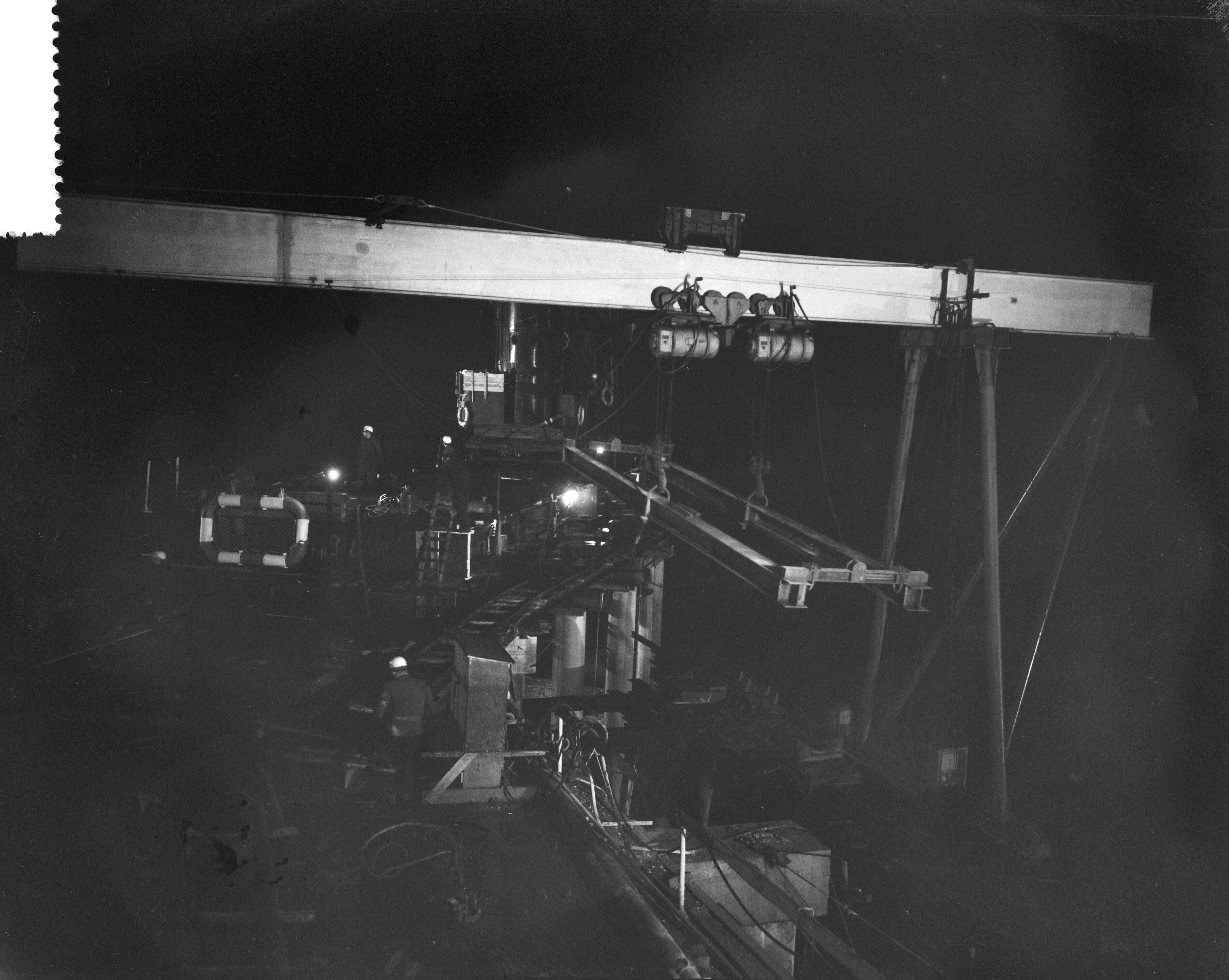 Fotocollectie Anefo — Werkzaamheden aan de pier te Scheveningen in de avond — Foto: Behrens, Herbert F. / Anefo. Licentie: Set B: Rechtenvrij / Publiek Domein. Bron: Nationaal Archief. http://hdl.handle.net/10648/a9c08878-d0b4-102d-bcf8-003048976d84
