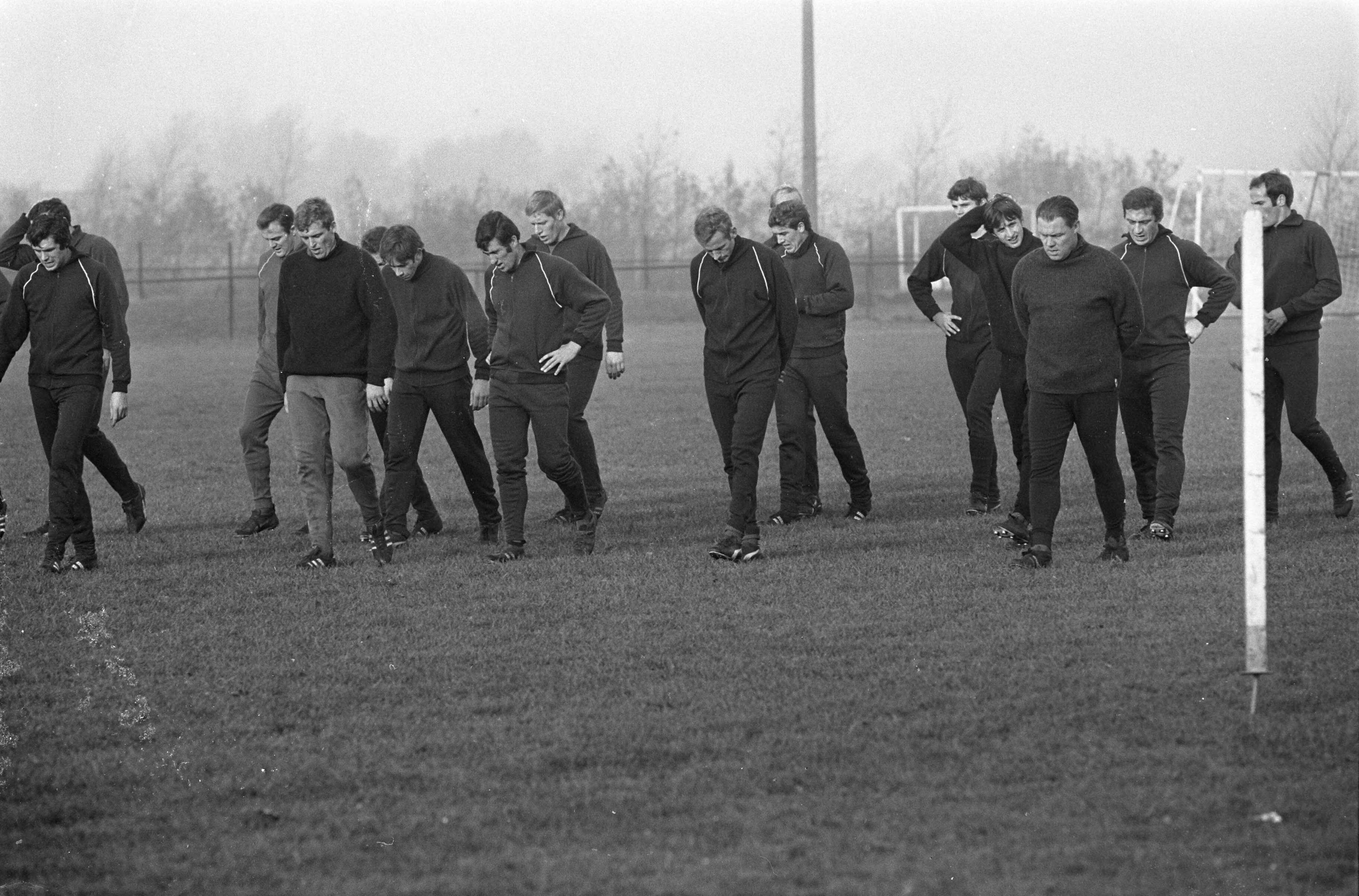 Fotocollectie Anefo — Europa-cup, Ajax traint bij Wassenaar vermoeid na de training, v.l.n.r. Bals, Keizer, Mühren, Swart, Pronk, Nuninga, van Duivenbode, Hulshoff, Cruijff, tr. Michels, — Foto: Kroon, Ron / Anefo. Licentie: Set B: Rechtenvrij / Publiek Domein. Bron: Nationaal Archief. http://hdl.handle.net/10648/ab543b58-d0b4-102d-bcf8-003048976d84