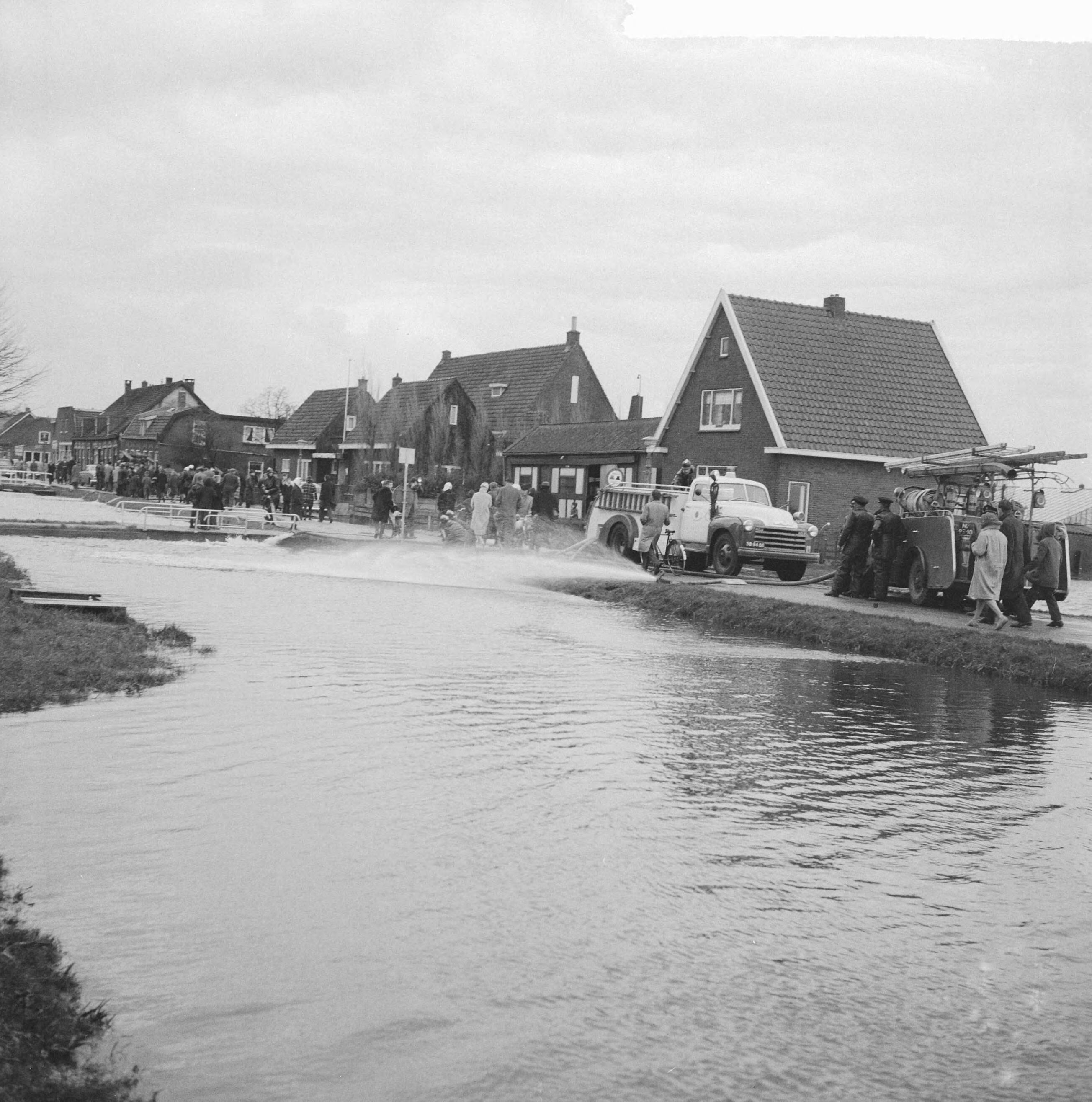 Fotocollectie Anefo — Overstroming in Rijnsaterwoude, brandweer bezig met pompen — Foto: Behrens, Herbert F. / Anefo. Licentie: Set B: Rechtenvrij / Publiek Domein. Bron: Nationaal Archief. http://hdl.handle.net/10648/a9c18fa2-d0b4-102d-bcf8-003048976d84