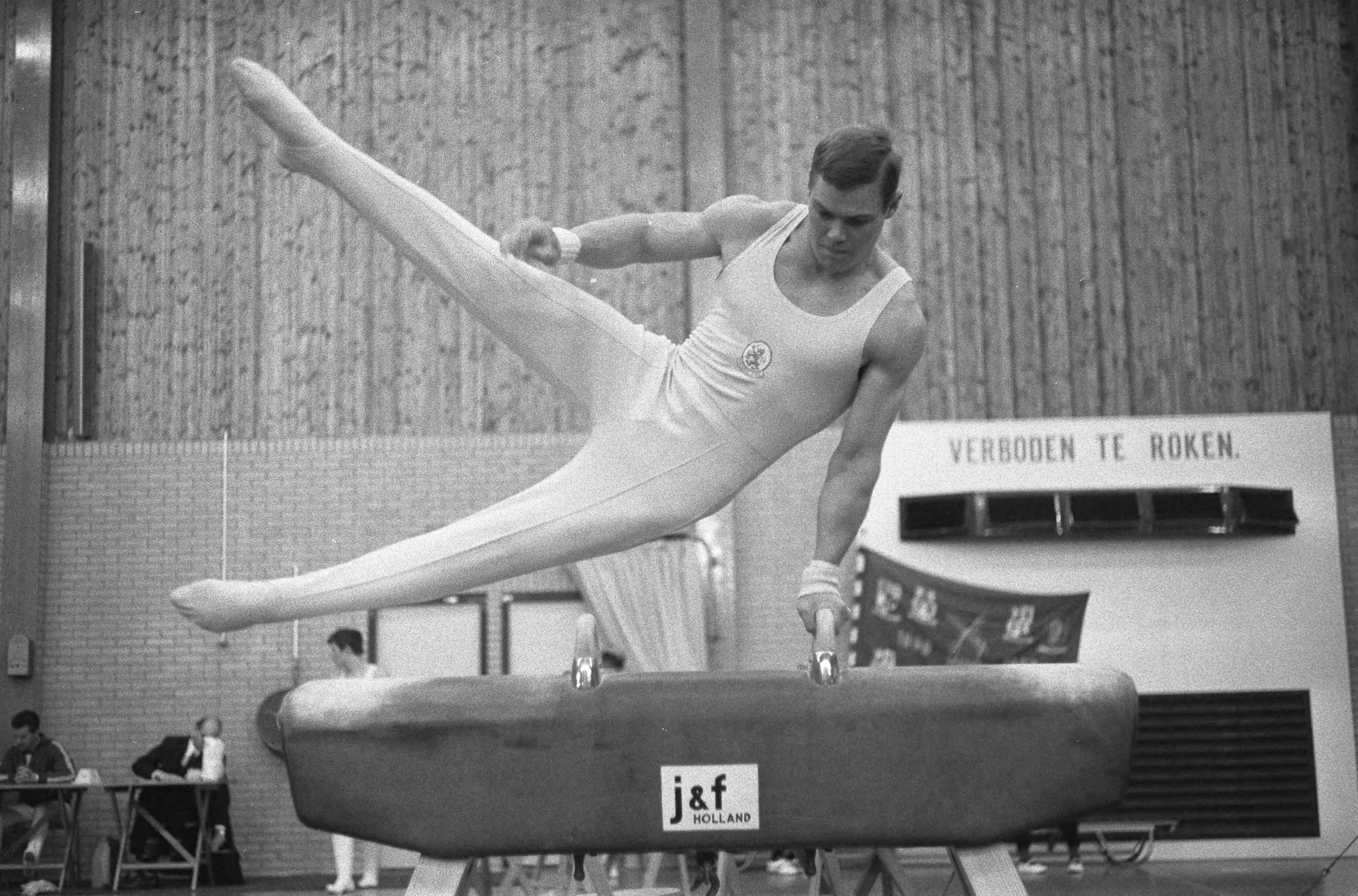 Fotocollectie Anefo — Nationale Kampioenschappen Turnen voor Heren te Krommenie Hans Gunneman in aktie op paard werd tweede — Foto: Koch, Eric / Anefo. Licentie: Set B: Rechtenvrij / Publiek Domein. Bron: Nationaal Archief. http://hdl.handle.net/10648/ab63e2f6-d0b4-102d-bcf8-003048976d84