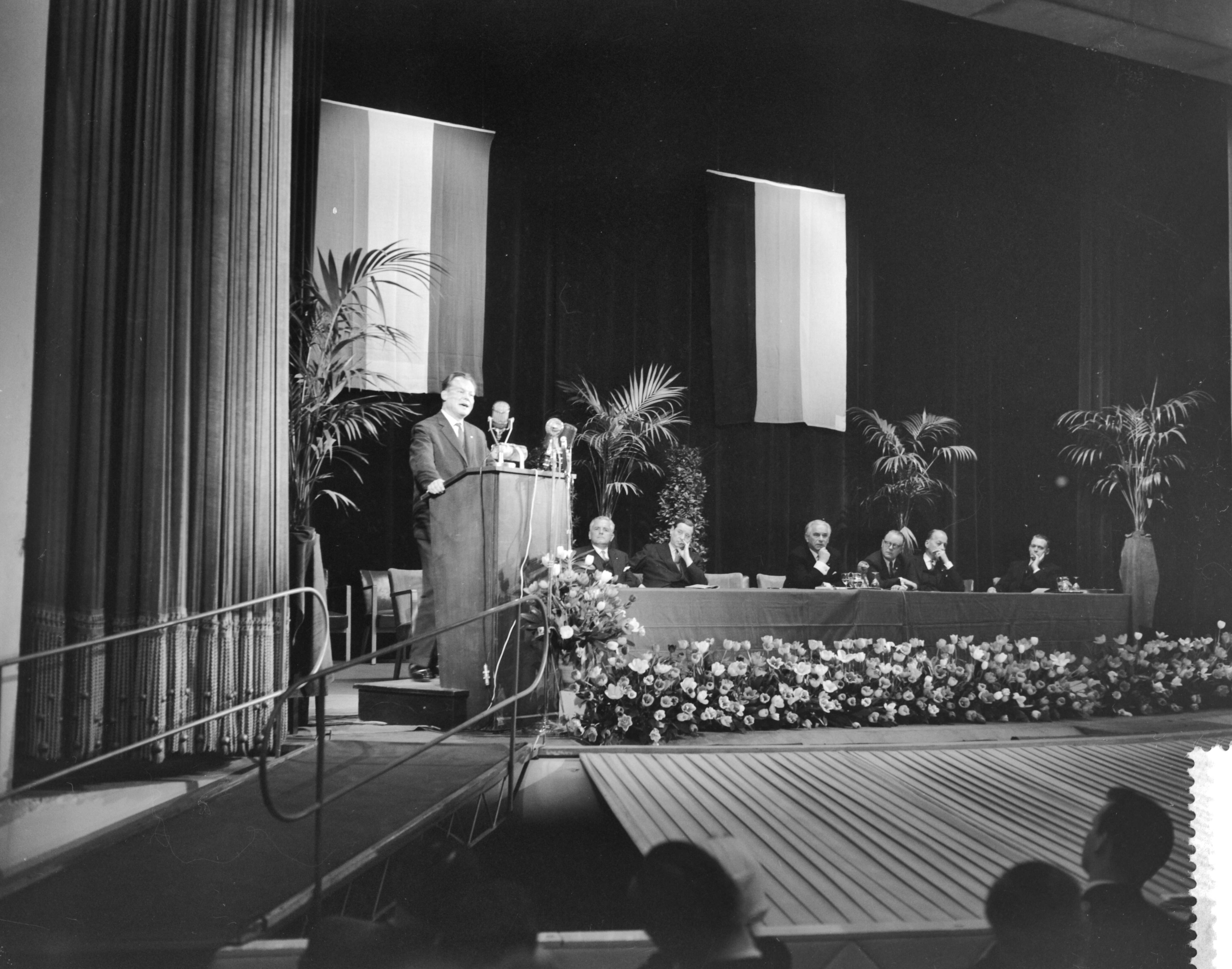 Fotocollectie Anefo — De burgemeester van West-Berlijn Willy Brandt spreekt in Utrecht — Foto: Rossem, Wim van / Anefo. Licentie: Set B: Rechtenvrij / Publiek Domein. Bron: Nationaal Archief. http://hdl.handle.net/10648/a991ac2e-d0b4-102d-bcf8-003048976d84