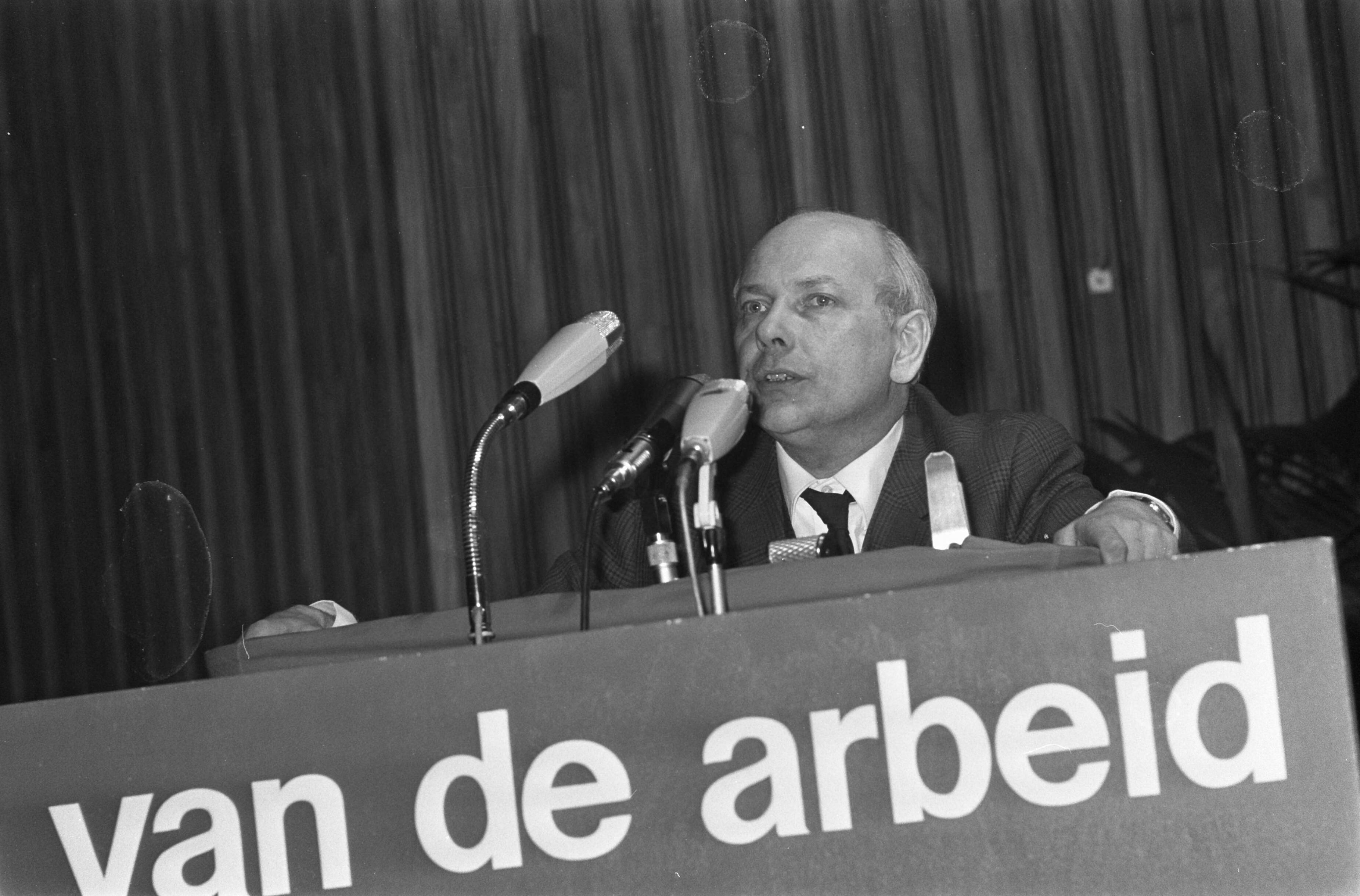 Fotocollectie Anefo — Congres Partij van de Arbeid in Nederlands Congresgebouw Den Haag Den Uyl tijdens toespraak — Foto: Nijs, Jac. de / Anefo. Licentie: Set B: Rechtenvrij / Publiek Domein. Bron: Nationaal Archief. http://hdl.handle.net/10648/ab61a982-d0b4-102d-bcf8-003048976d84