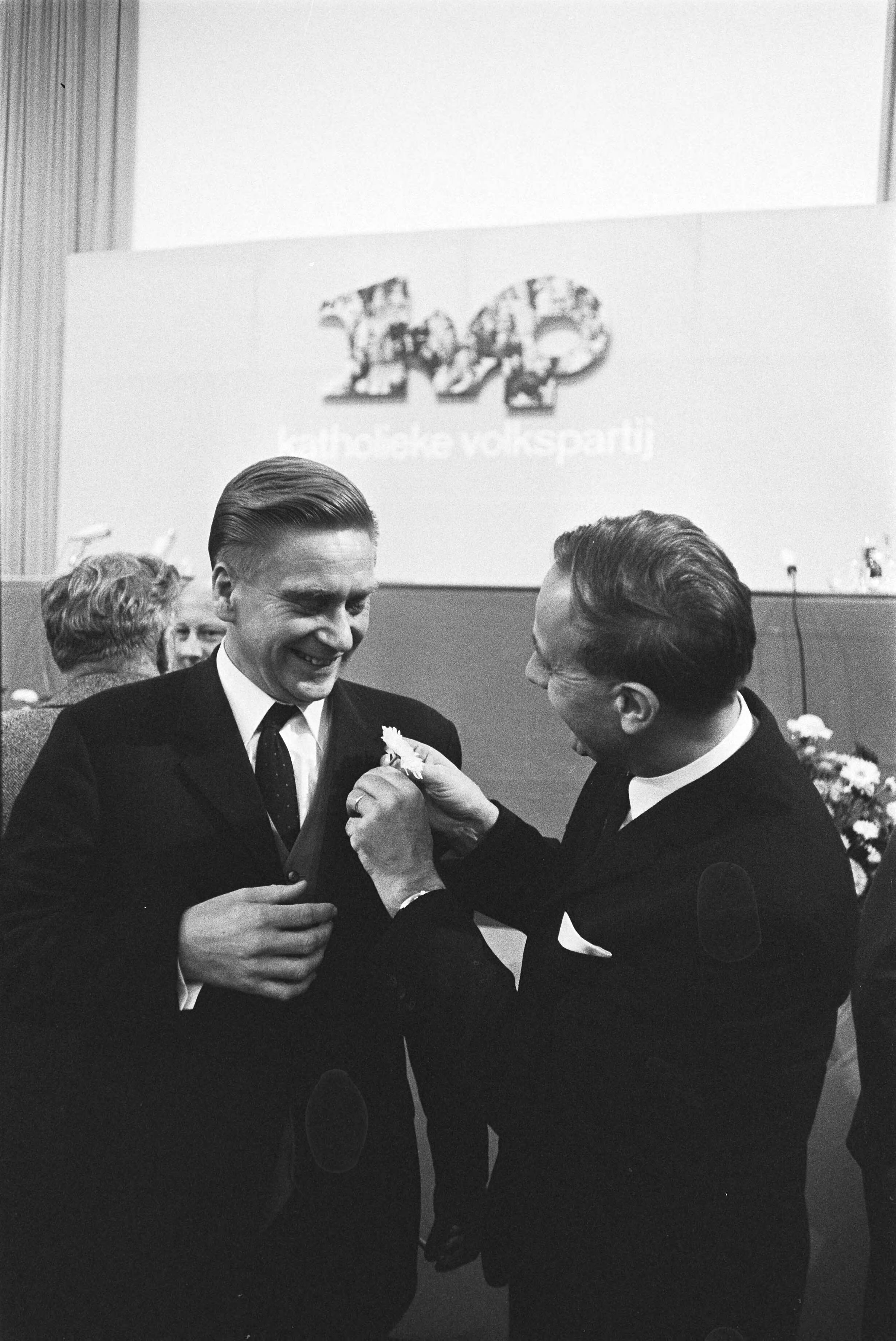 Fotocollectie Anefo — KVP-Partijraad in Den Haag ; links Veringa, rechts Steenkamp — Foto: Koch, Eric / Anefo. Licentie: Set B: Rechtenvrij / Publiek Domein. Bron: Nationaal Archief. http://hdl.handle.net/10648/aba93b62-d0b4-102d-bcf8-003048976d84