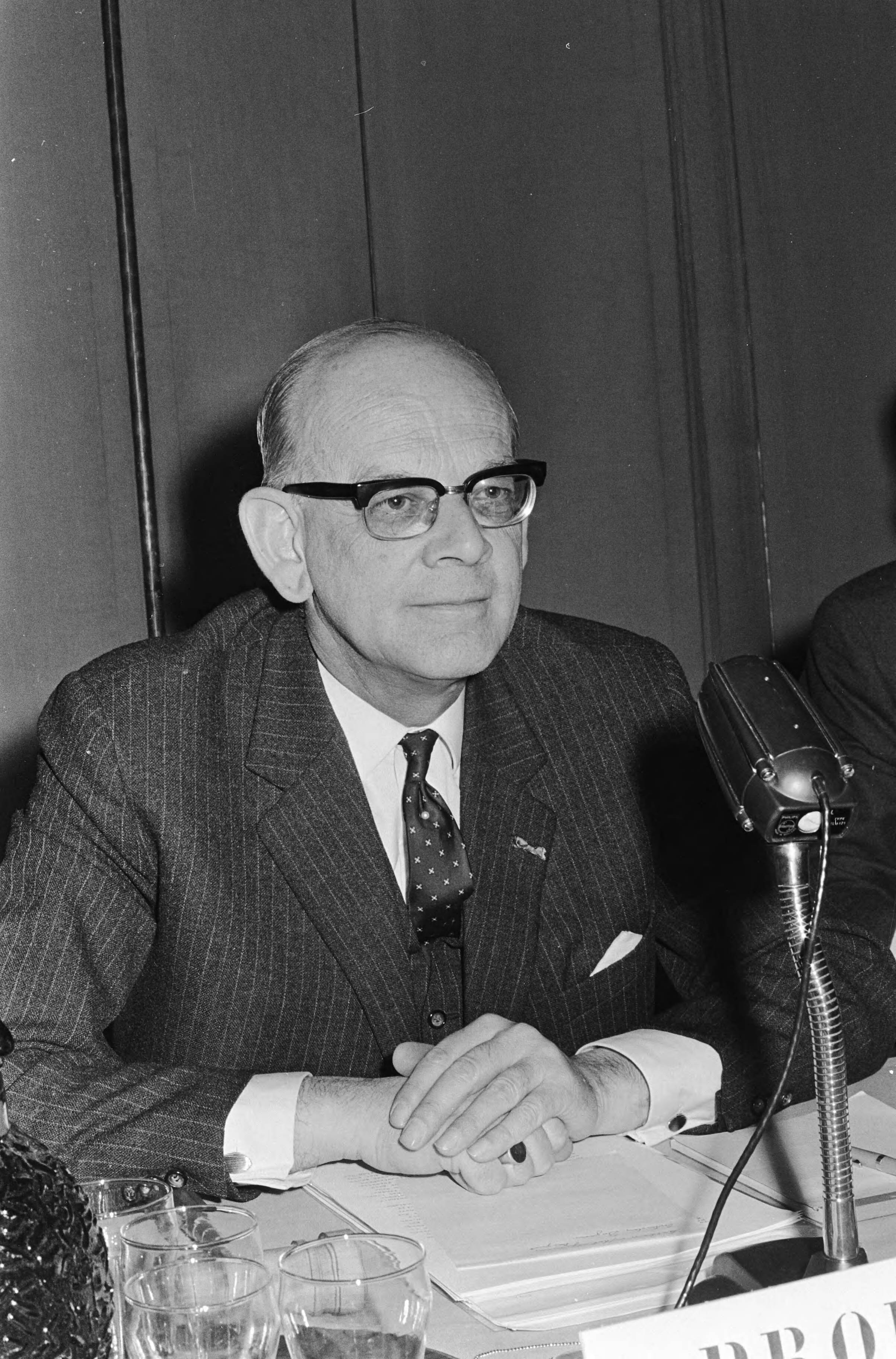 Fotocollectie Anefo — Congres Christen Radicalen te Scheveningen. Professor de Gaay Fortman — Foto: Kroon, Ron / Anefo. Licentie: Set B: Rechtenvrij / Publiek Domein. Bron: Nationaal Archief. http://hdl.handle.net/10648/ab2cbb64-d0b4-102d-bcf8-003048976d84