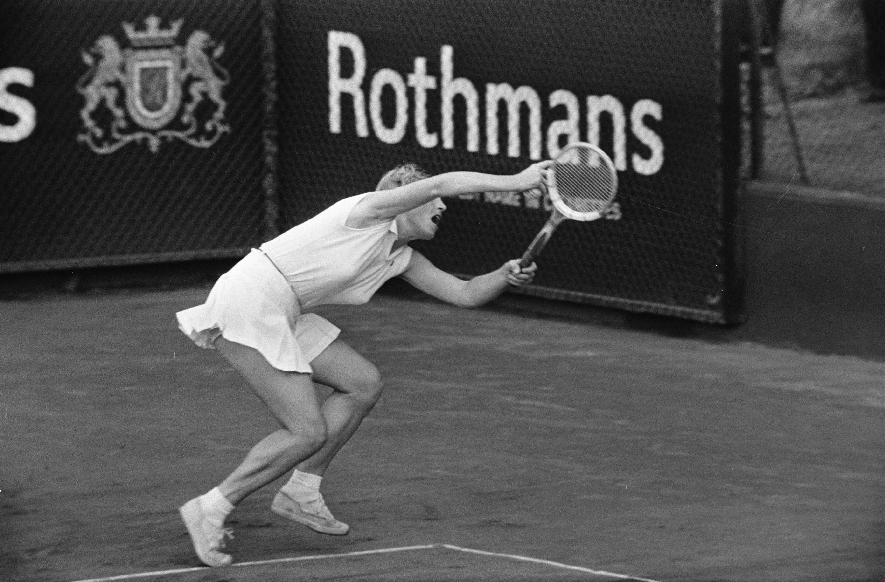 Open Nederlandse Tenniskampioenschappen 1969 in Hilversum — Trudy Groenman in actie tegen Kerry Melville — Foto: Fotograaf Onbekend / Anefo. Licentie: Set B: Rechtenvrij / Publiek Domein. Bron: Nationaal Archief. http://hdl.handle.net/10648/ab751030-d0b4-102d-bcf8-003048976d84
