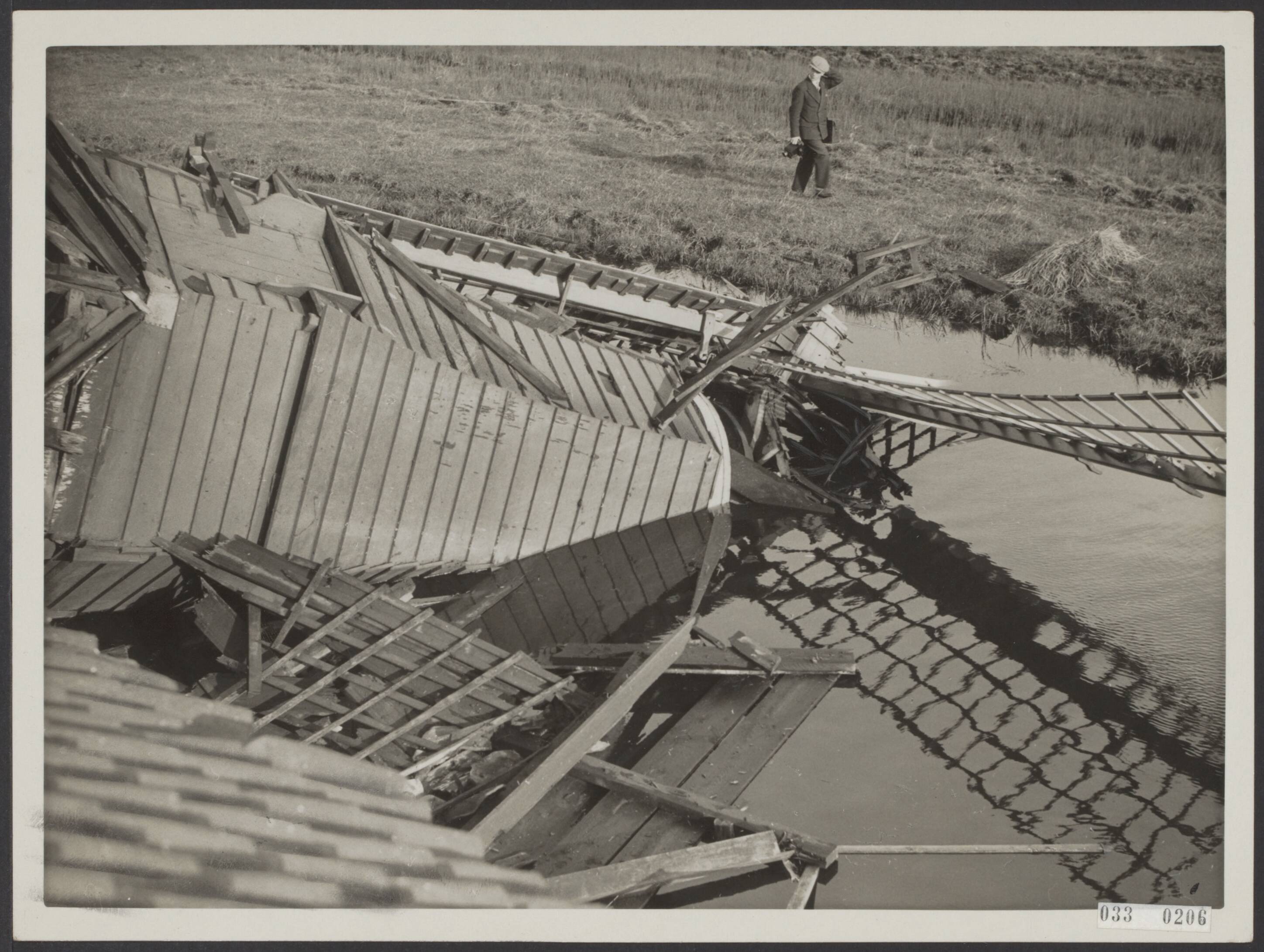 Fotocollectie Elsevier Binnenland — Tengevolge van een windhoos woei een gedeelte van de in 1877 gebouwde molen "De Vegter" te Zaandam in het water. [houtzaagmolen (lattenzager), in het Oostzijderveld] — Foto: N.V. Polygoon. Licentie: Set B: Rechtenvrij / Publiek Domein. Bron: Nationaal Archief. http://hdl.handle.net/10648/ade5fba4-d0b4-102d-bcf8-003048976d84