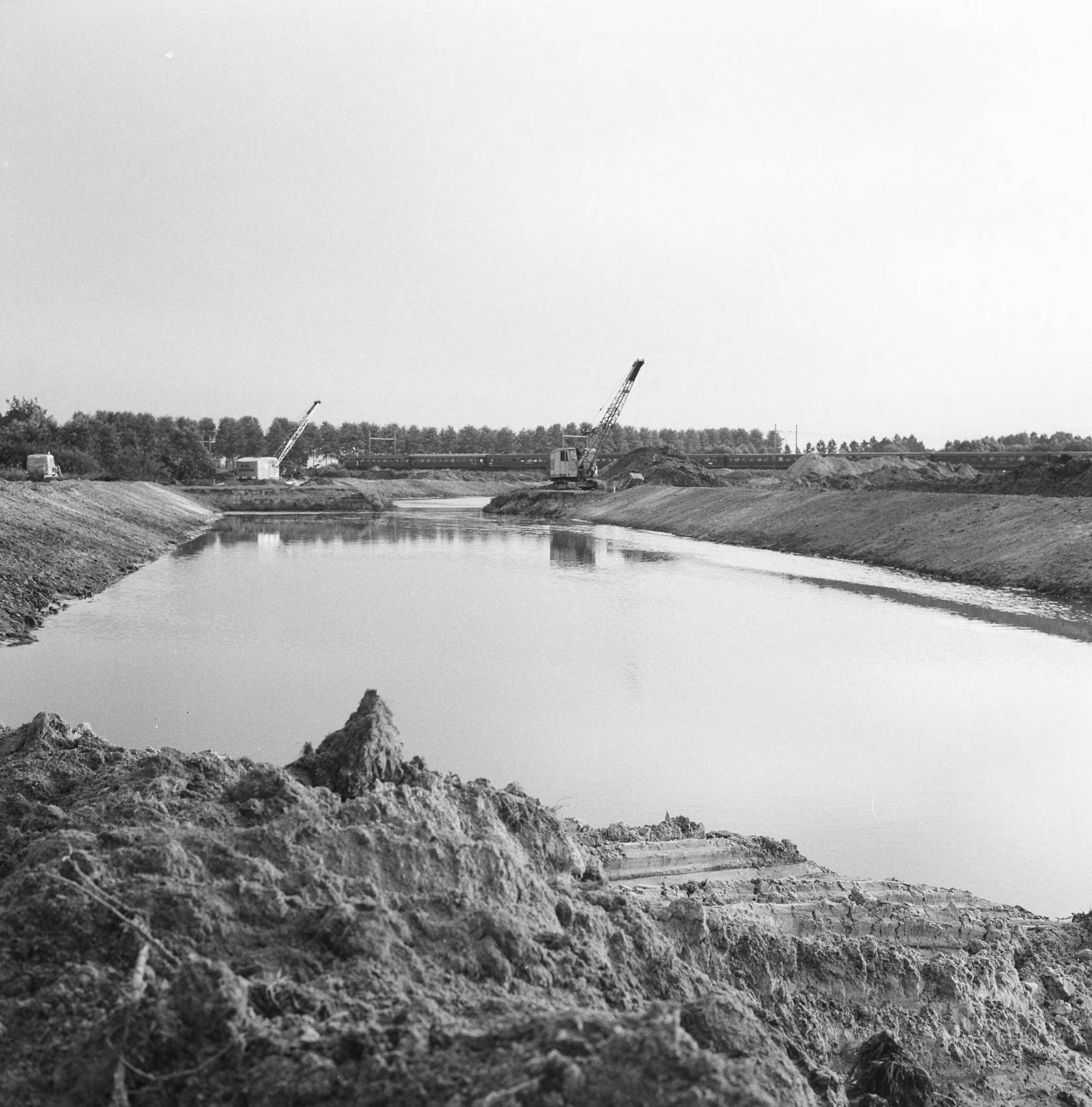 Fotocollectie Nederlandse Heidemaatschappij — Ruilverkaveling Essche Stroom. Eerste bocht vanaf spoorlijn te Eesch. Ter plaatse is de bodem 1 meter dieper gegraven t.b.v. zandvang ter laengt vna 300 m vanaf spoorlijn — Foto: Wüllschleger, [...] / Heidemij. Licentie: Set B: Rechtenvrij / Publiek Domein. Bron: Nationaal Archief. http://hdl.handle.net/10648/ae7428ca-d0b4-102d-bcf8-003048976d84