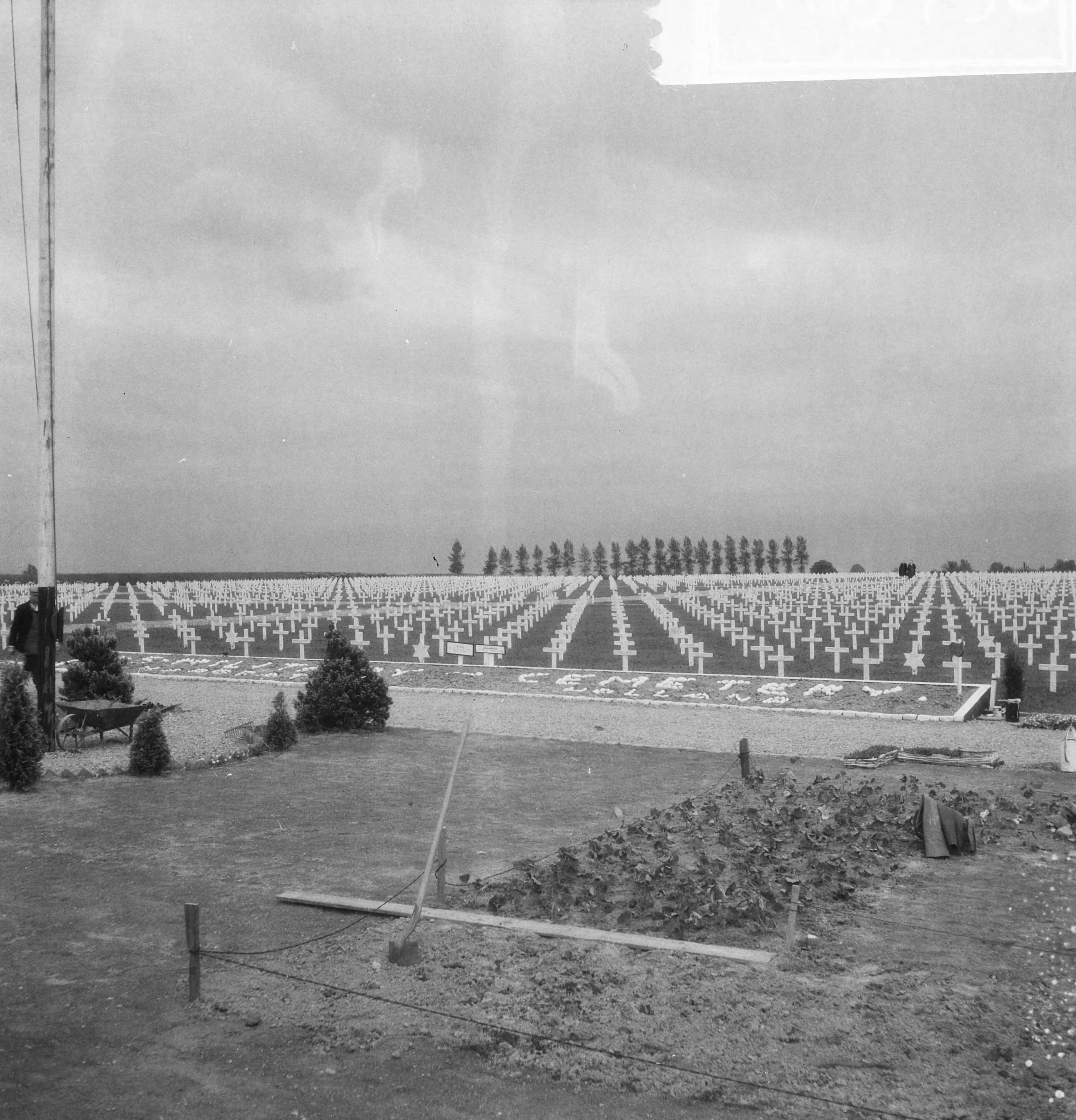 Fotocollectie Anefo — Amerikaanse militaire begraafplaats te Margraten — Foto: Fotograaf Onbekend / Anefo. Licentie: Set B: Rechtenvrij / Publiek Domein. Bron: Nationaal Archief. http://hdl.handle.net/10648/aaca8c28-d0b4-102d-bcf8-003048976d84