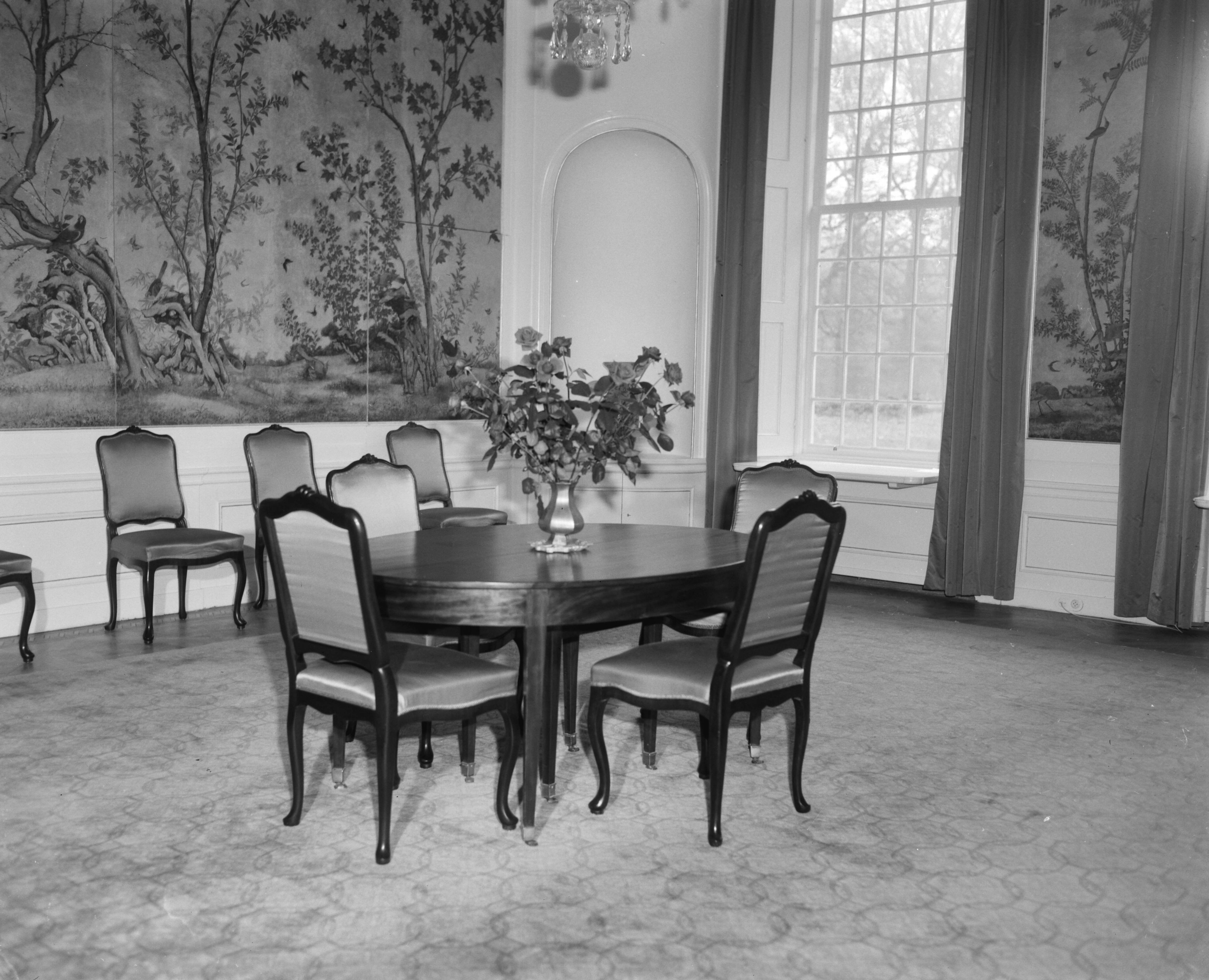 Fotocollectie Anefo — Interieur Slot Drakensteyn . De werkkamer — Foto: Bilsen, Joop van / Anefo. Licentie: Set B: Rechtenvrij / Publiek Domein. Bron: Nationaal Archief. http://hdl.handle.net/10648/aa3069fe-d0b4-102d-bcf8-003048976d84
