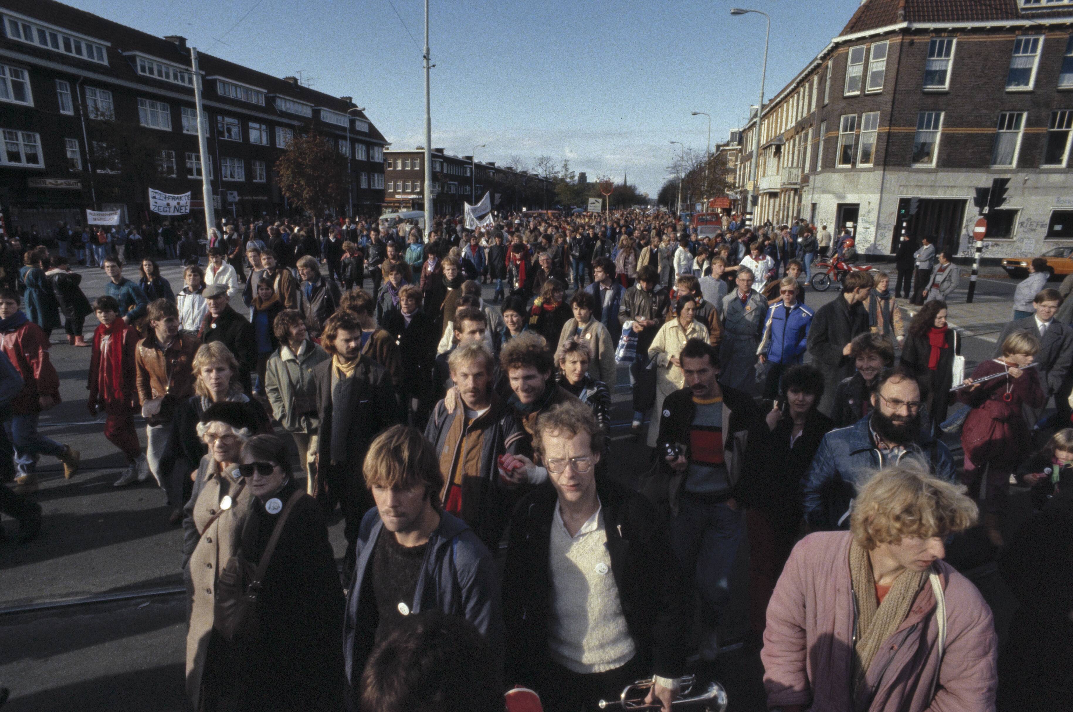 Fotocollectie Anefo — Anti kernwapendemonstratie in Den Haag ( 550 duizend deelnemers ); deelnemers in de straten — Foto: Antonisse, Marcel / Anefo. Licentie: Set B: Rechtenvrij / Publiek Domein. Bron: Nationaal Archief. http://hdl.handle.net/10648/ad8b681a-d0b4-102d-bcf8-003048976d84